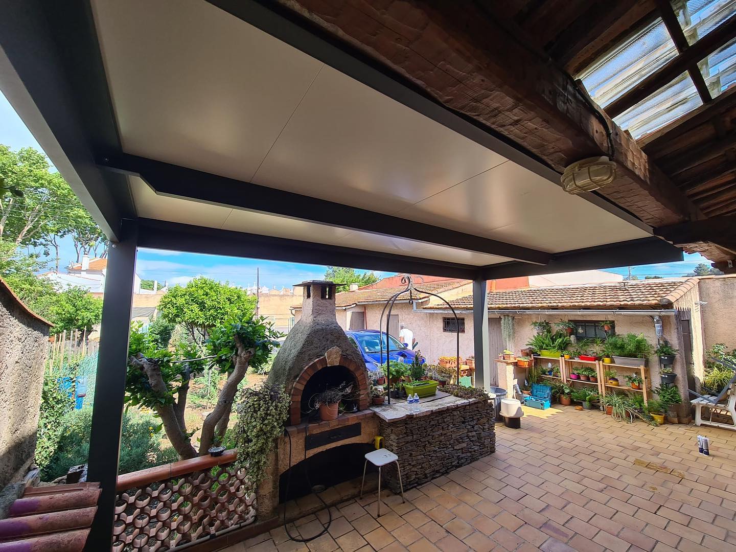 Pergola bioclimatique, carport Menuiserie sur mesure de chez Altiva Pro Menuisier 