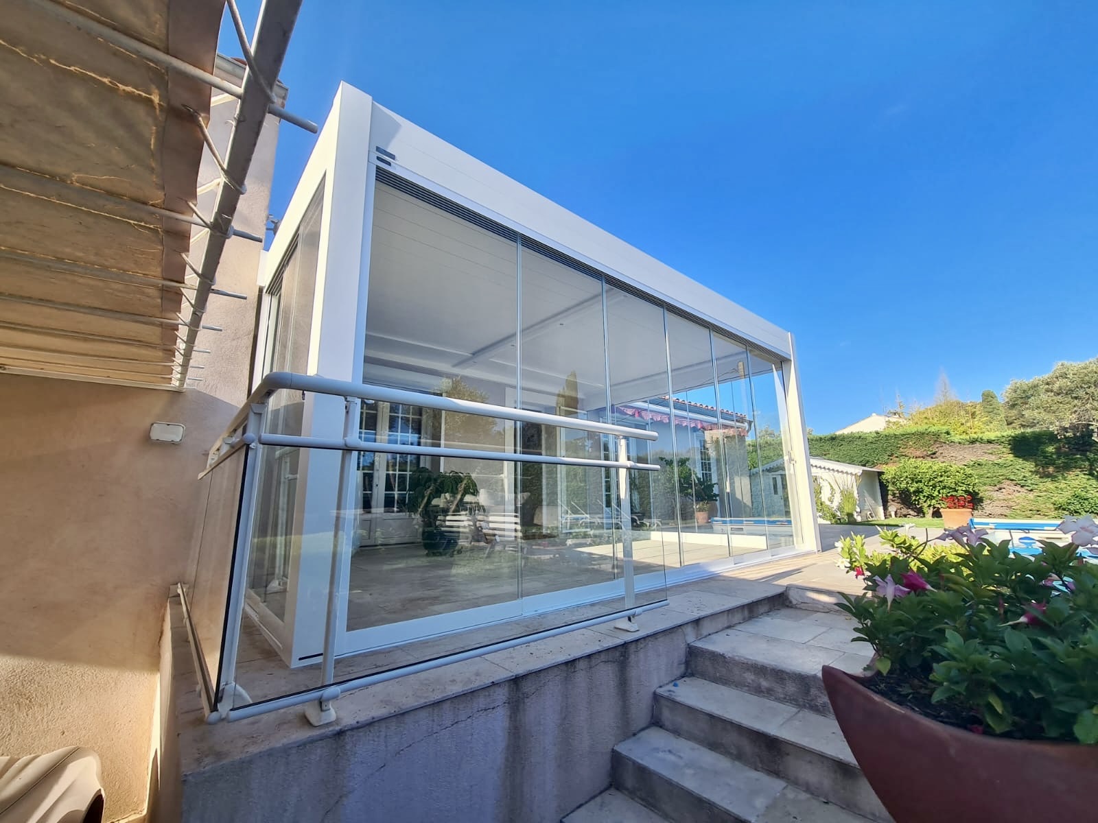 Pose d'une pergola bioclimatique avec des parois vitrées sur mesure de chez Altiva Pro Menuisier à Six-Fours-Les-Plages 