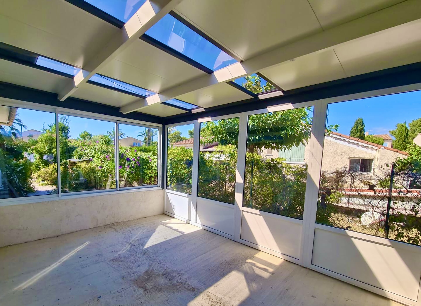 Carport avec des parois vitrées sur mesure de chez Altiva Pro Menuisier en rénovation à Six-Fours-Les-Plages 83140