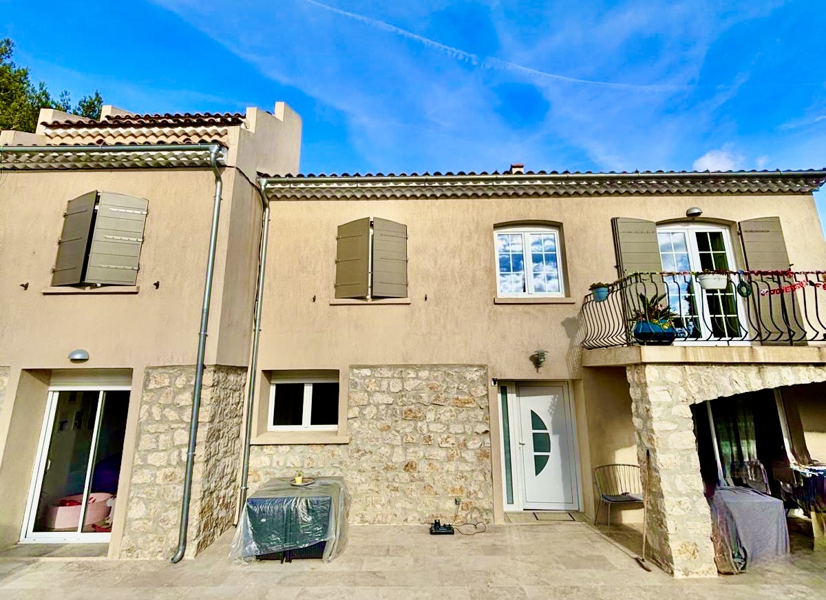 Volets Battants : en aluminium Novembre 2025 sur mesure en rénovation de chez Altiva Pro Menuisier à La Seyne Sur Mer