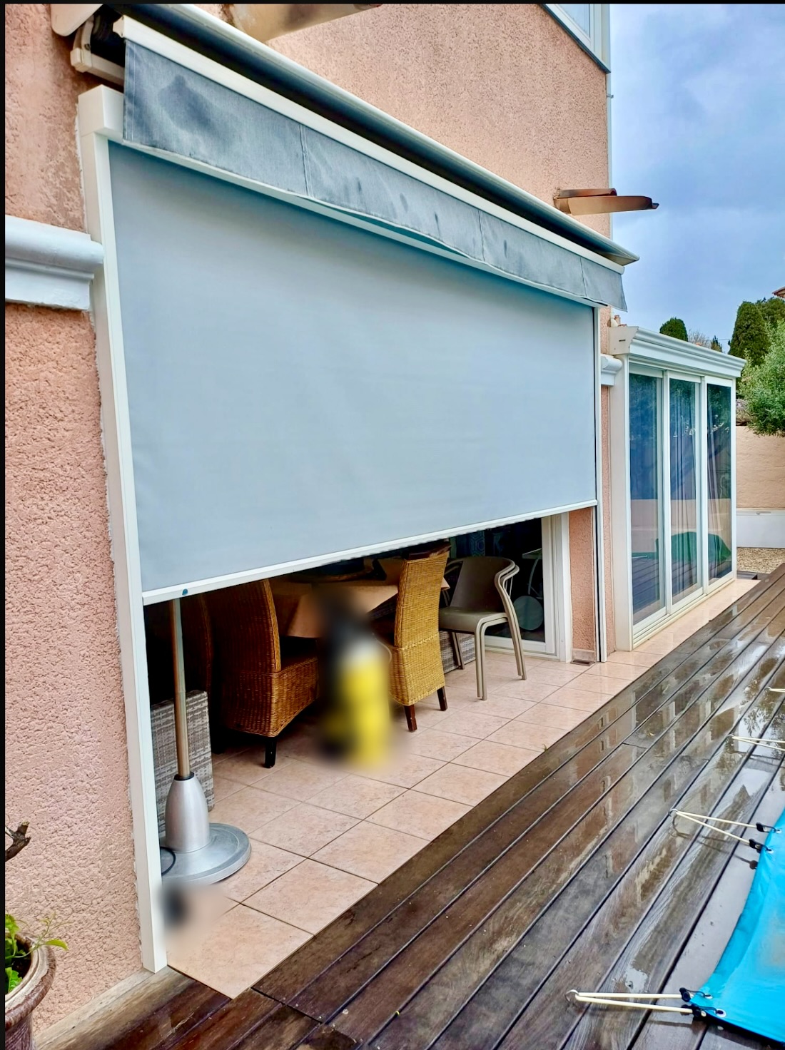 Store extérieur  vertical zip: sur mesure de chez Altiva Pro Menuisier  2024 en rénovation Bandol 83150