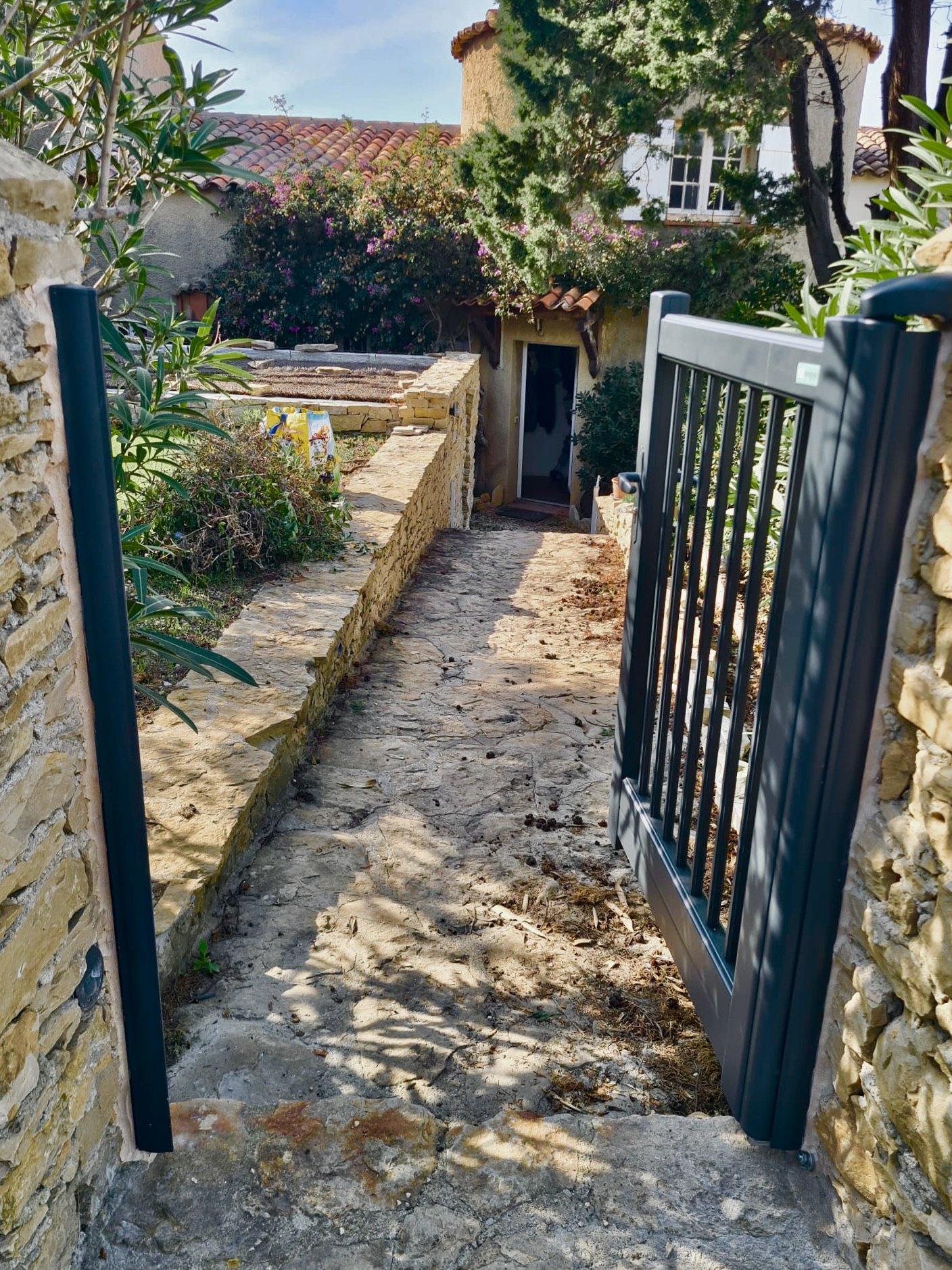 Pose d'un portillon en aluminium en rénovation de chez Altiva Pro Menuisier à Sanary