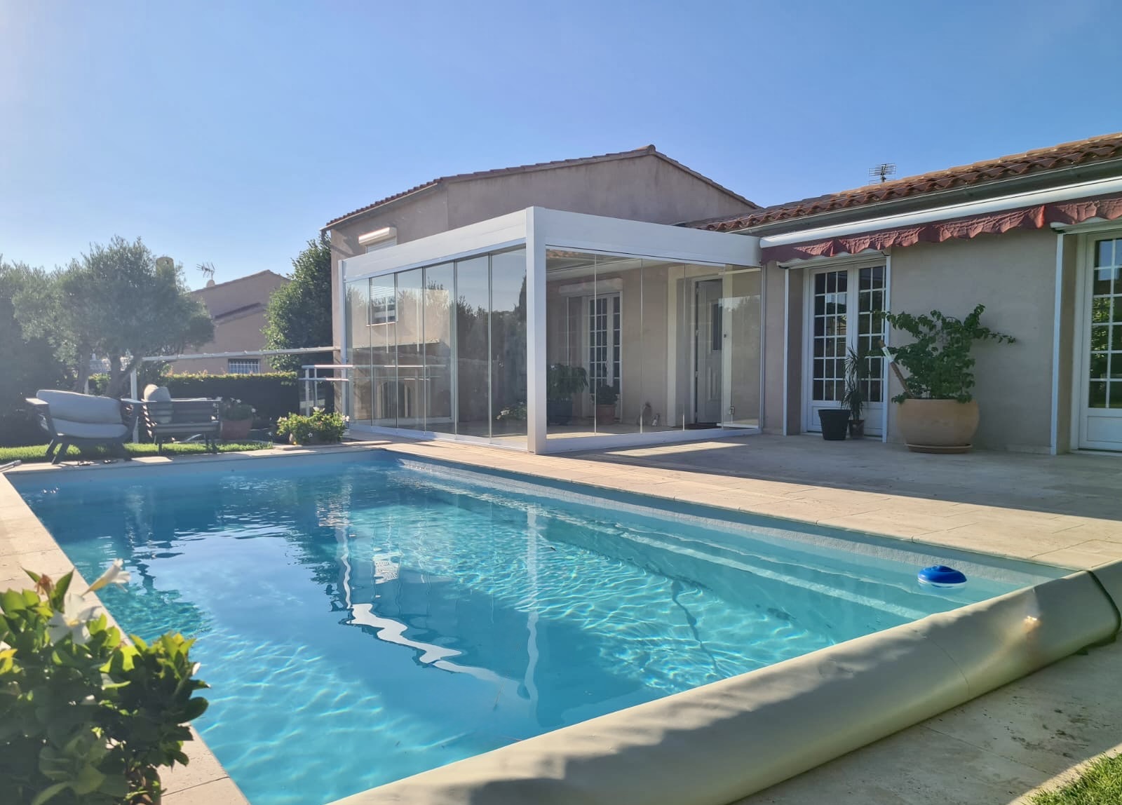Pergolas bioclimatiques avec parois vitrées: sur mesure en rénovation à Six-Fours-Les-Plages 