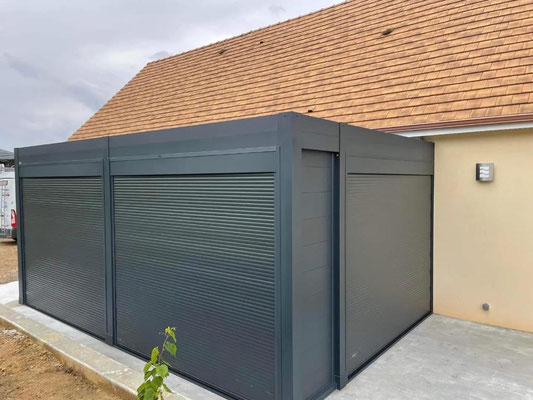 Installation sur-mesure d'une pergola bioclimatique en aluminium à lames orientables à Saint cyr sur Mer  dans le Var  