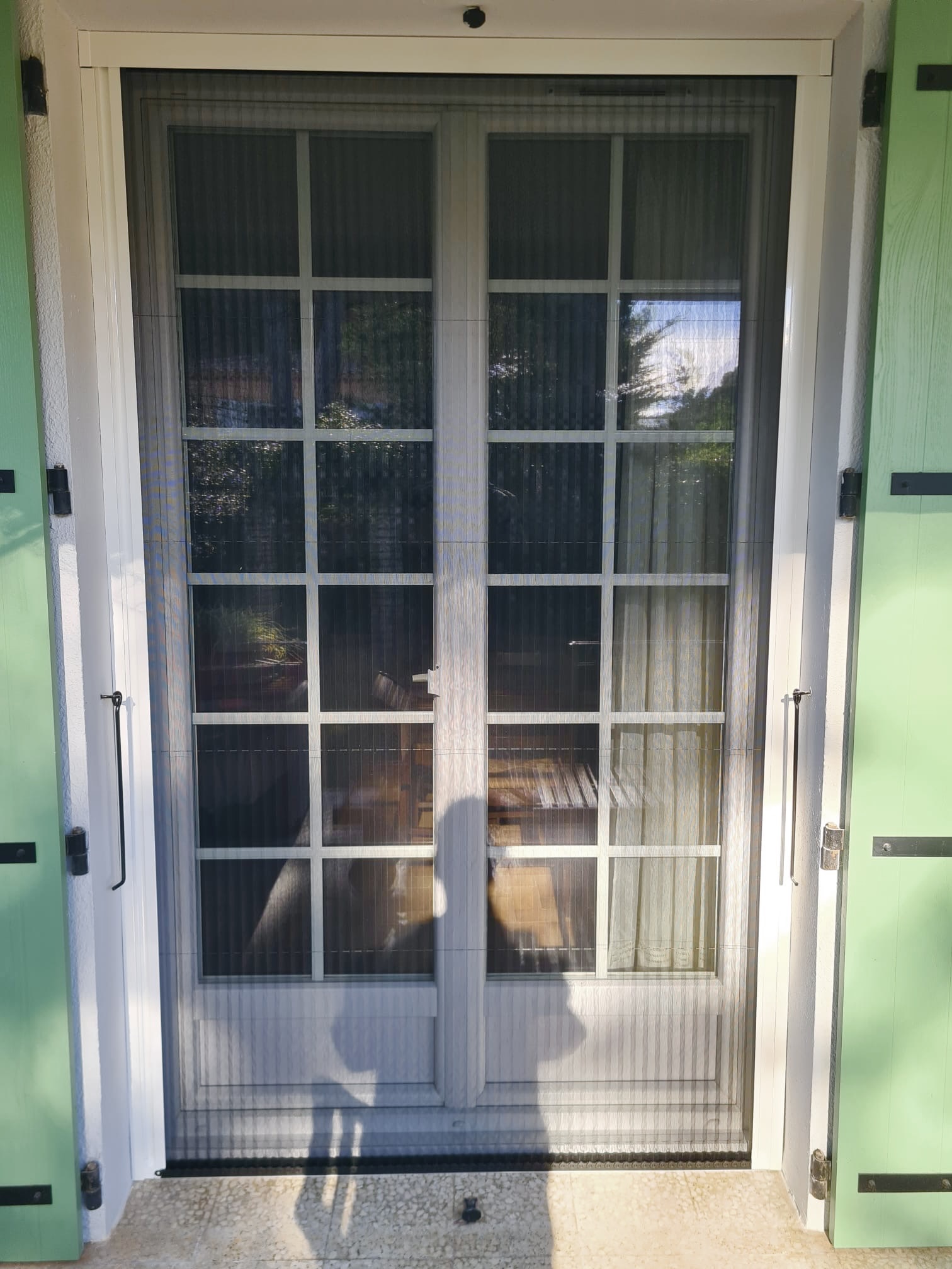 Pose d'une moustiquaire de chez Altiva Pro Menuisier à La Seyne Sur Mer 