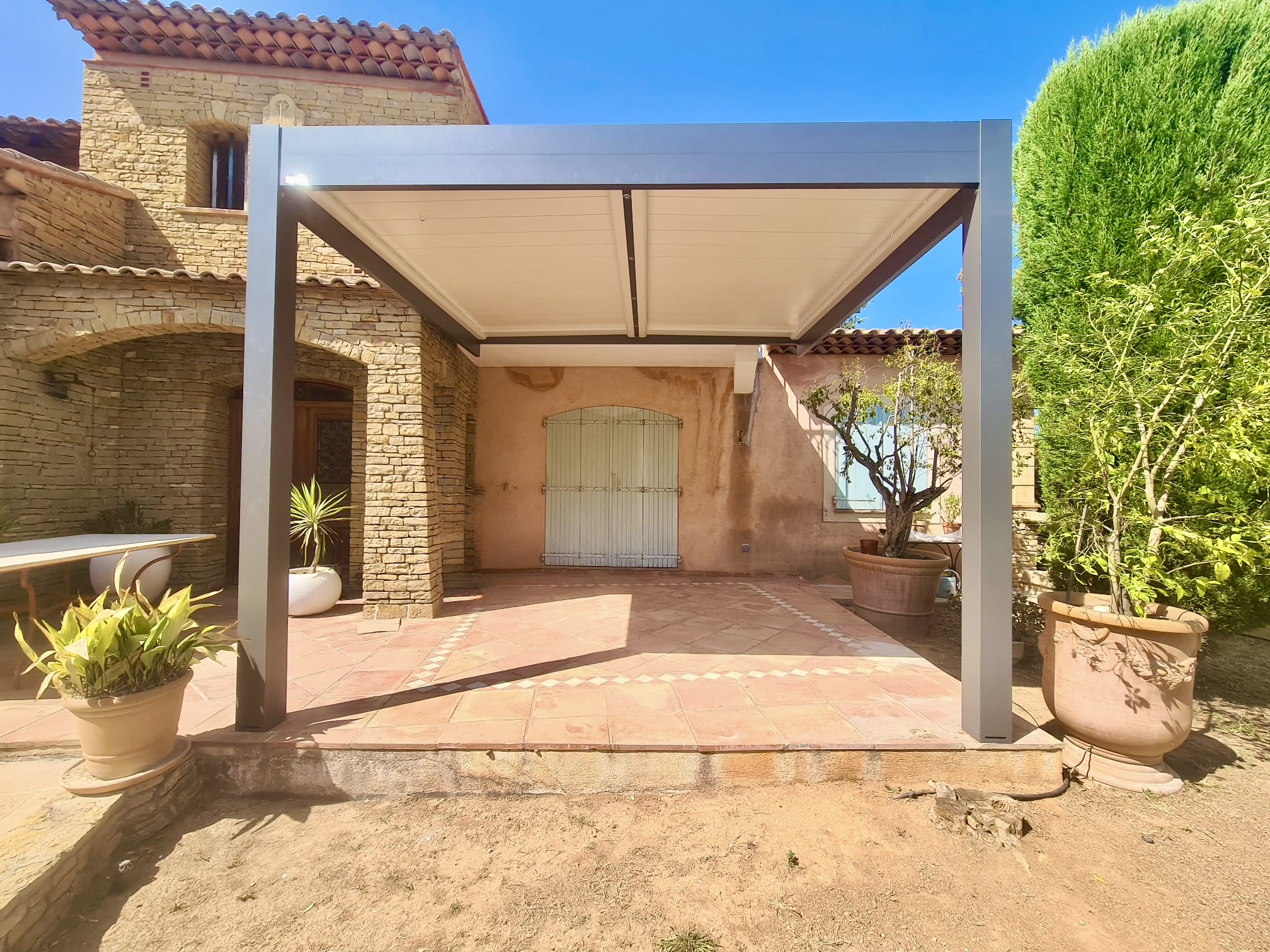 Pose d'un pergola bioclimatique sur mesure de chez Altiva Pro Menuisier à la Seyne Sur Mer 83500