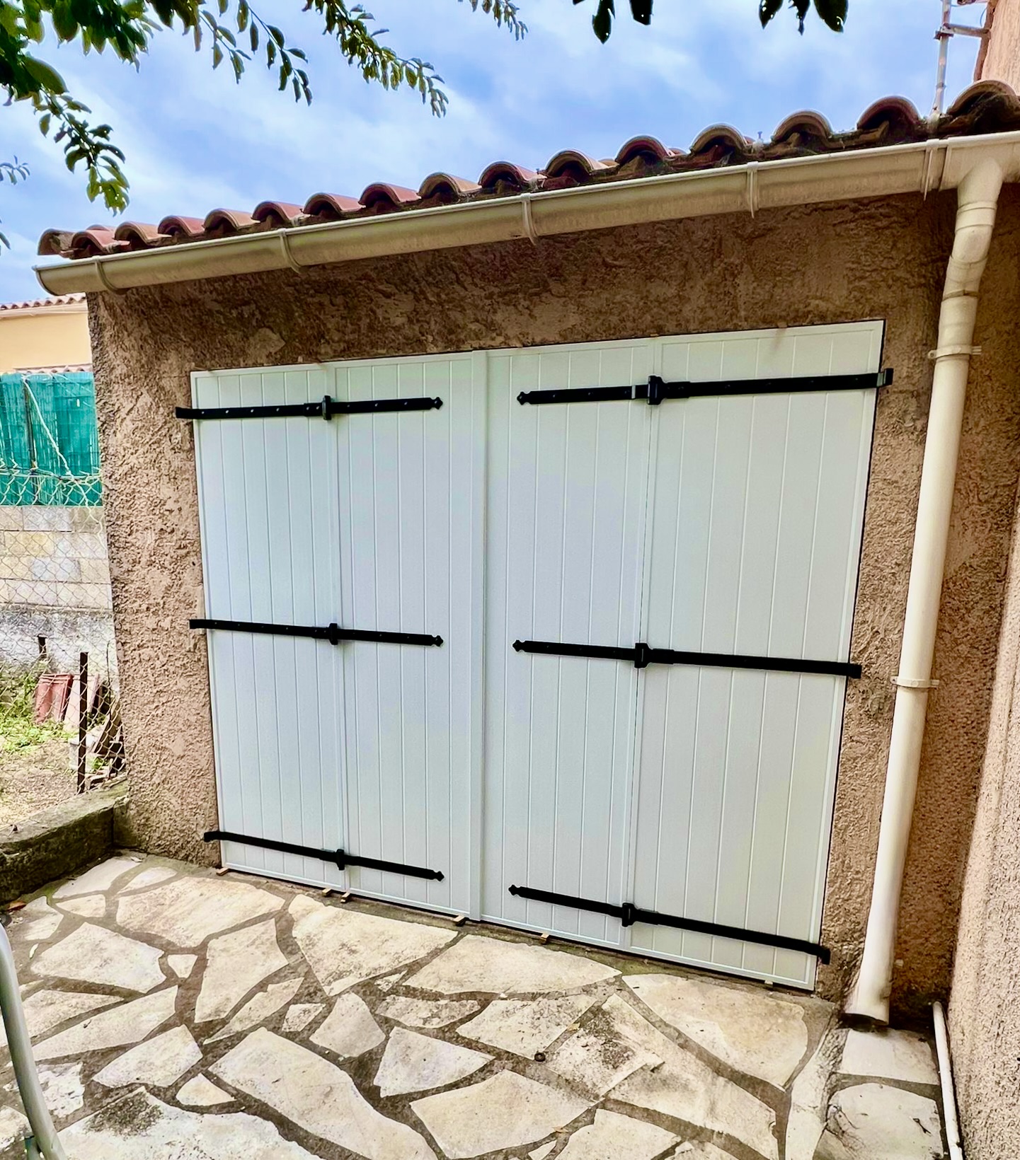 Pose d'une porte de garage sur mesure en PVC de chez Altiva Pro Menuisier à La Seyne Sur Mer 