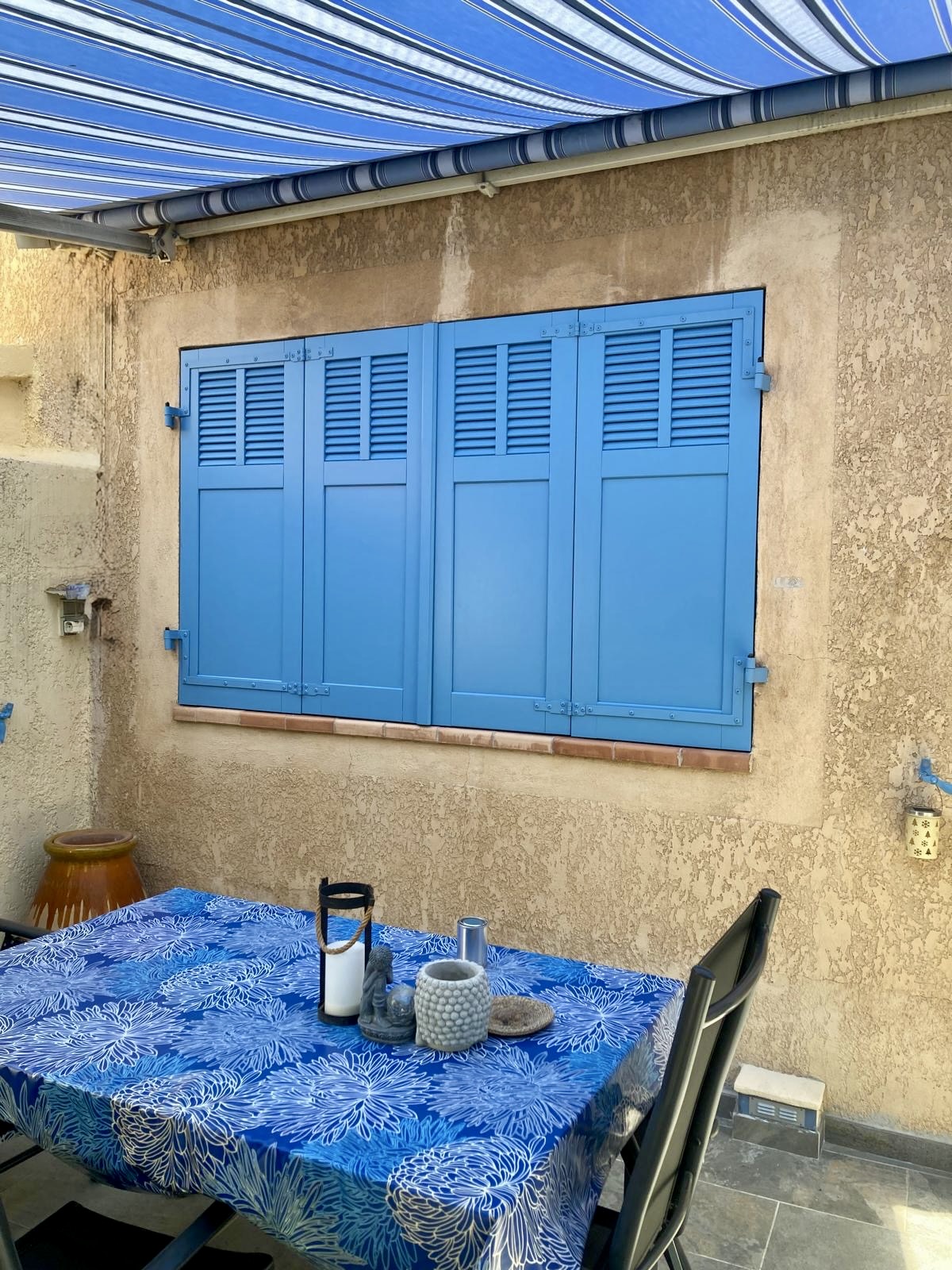 Pose des volets battants en bois sur mesure de chez Altiva Pro Menuisier à Marseille