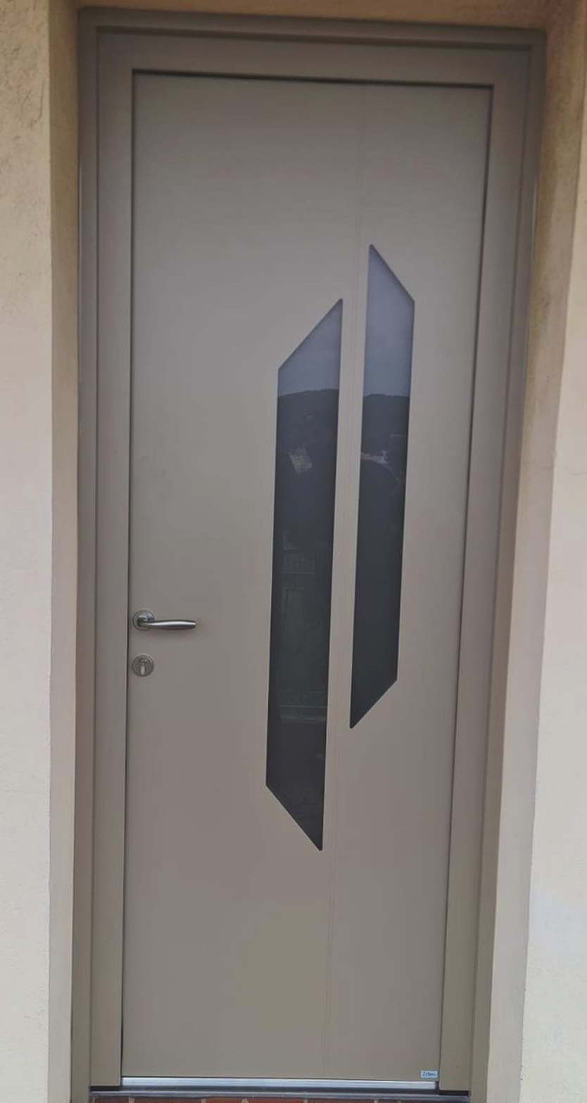 Porte d’entrée : Sur mesure de chez Altiva Pro Menuisier  2023-2024  en rénovation La Seyne Sur Mer