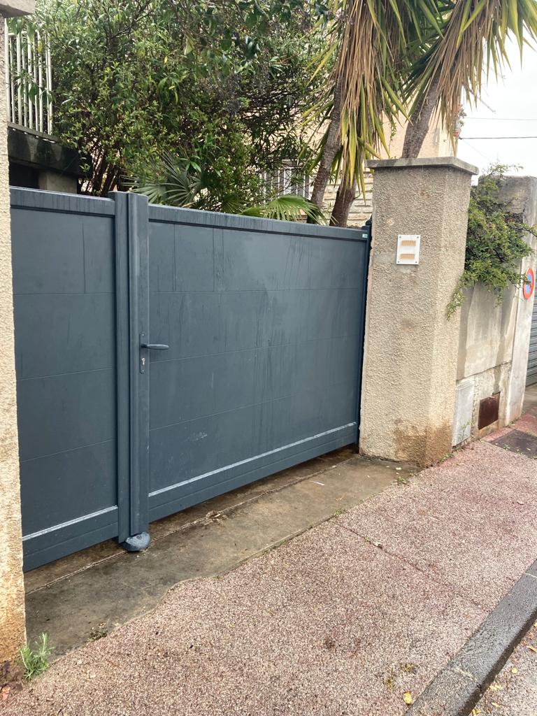 Portail 1 Tiercé en aluminium en rénovation, motorisé Altiva Pro Menuisier, 83000 Toulon 