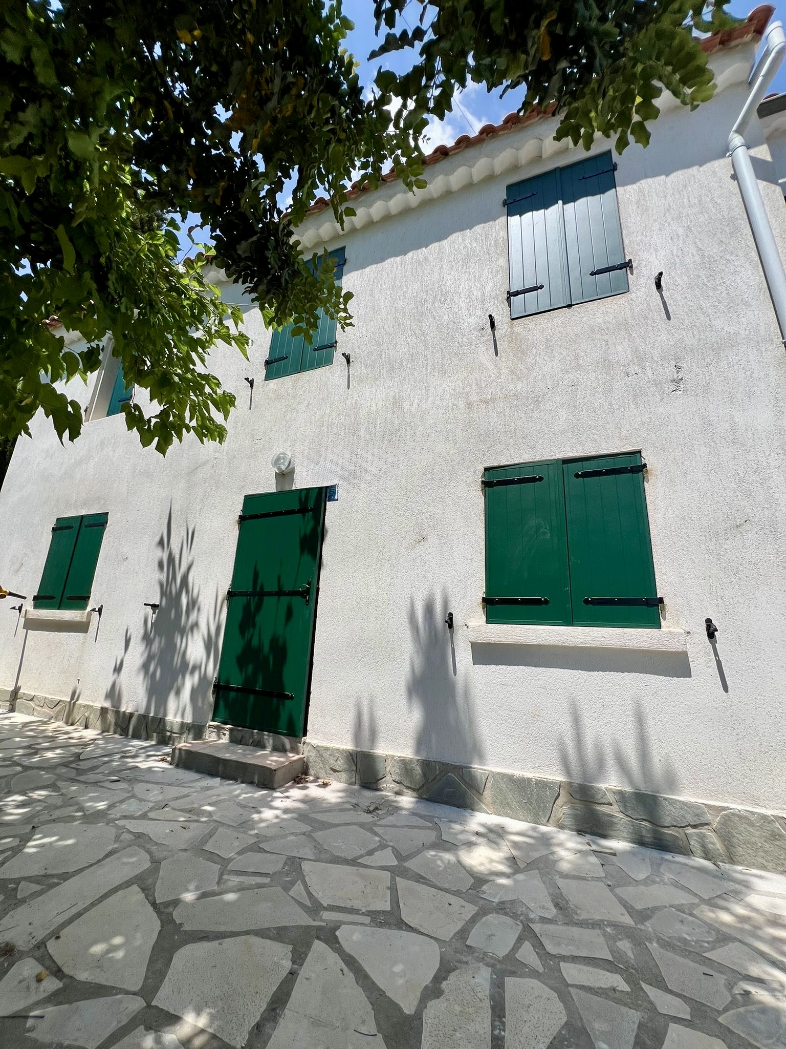 Pose des volets battants en aluminium sur mesure de chez Altiva Pro Menuisier à Toulon