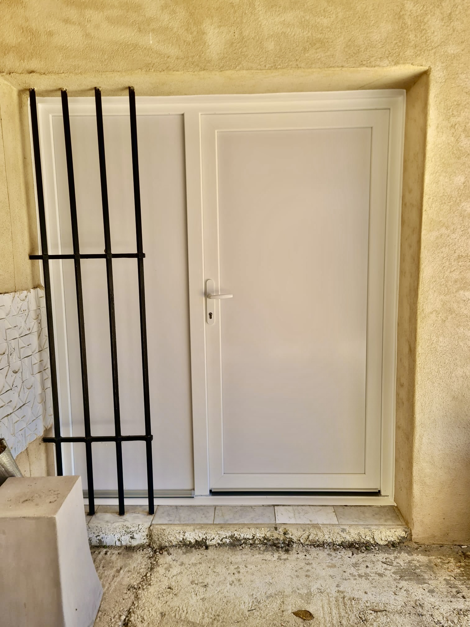 Pose d'une porte d'entrée en PVC sur mesure de chez Altiva Pro Menuisier au Beausset 83330