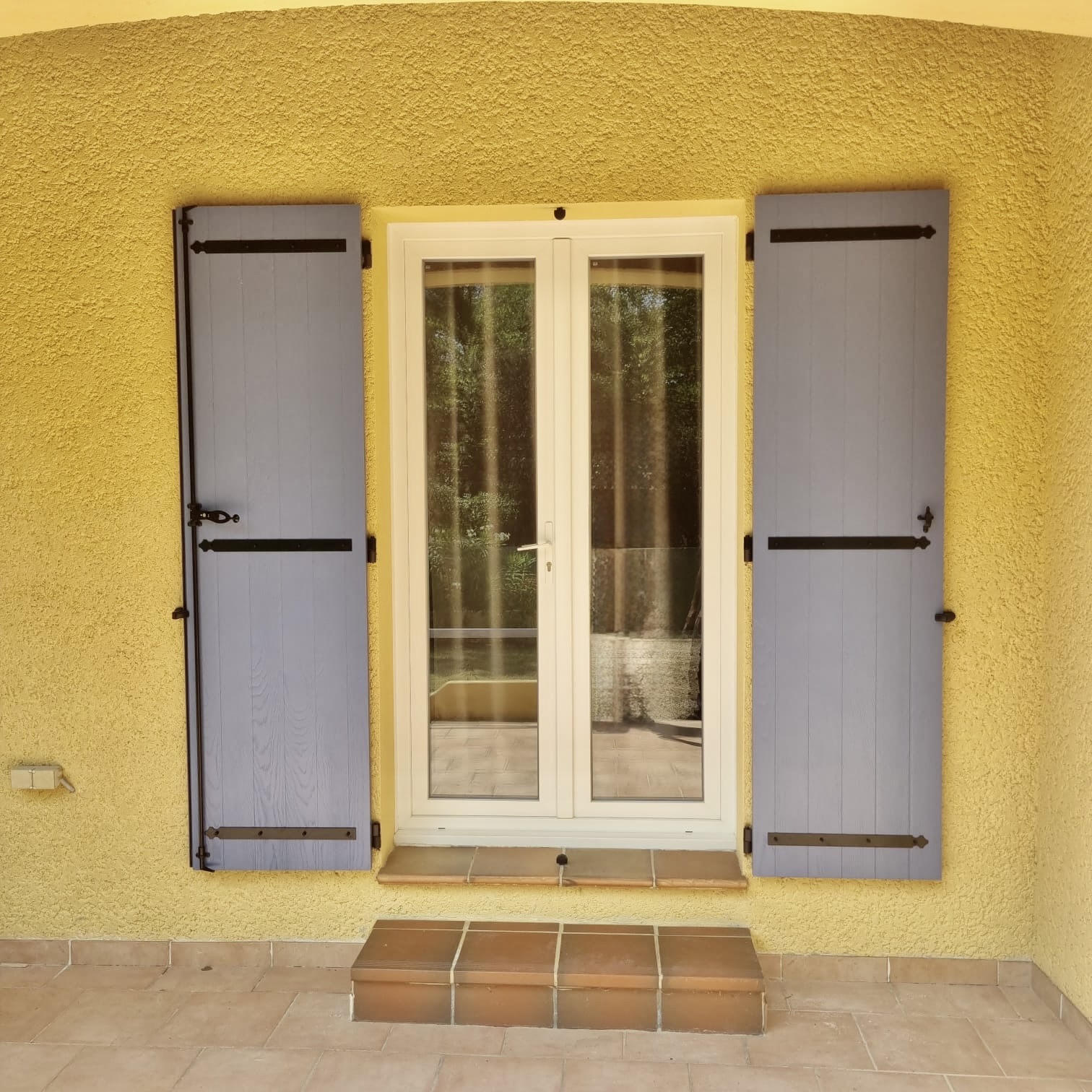 Pose des volets battants en composite sur mesure de chez Altiva Pro Menuisier au Beausset