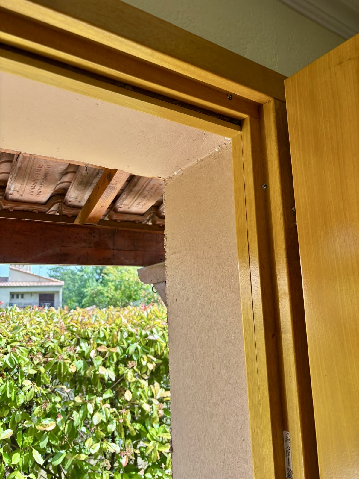 Pose d'une porte d'entrée en bois sur mesure de chez Altiva Pro Menuisier à Nans-Les-Pins 