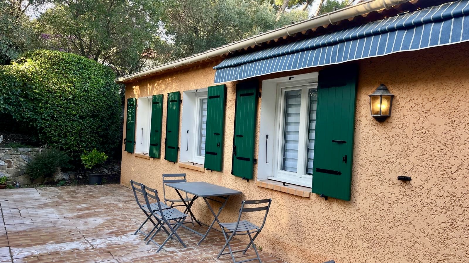 Pose des volets battants en Aluminium de chez Altiva Pro Menuisier au Pradet