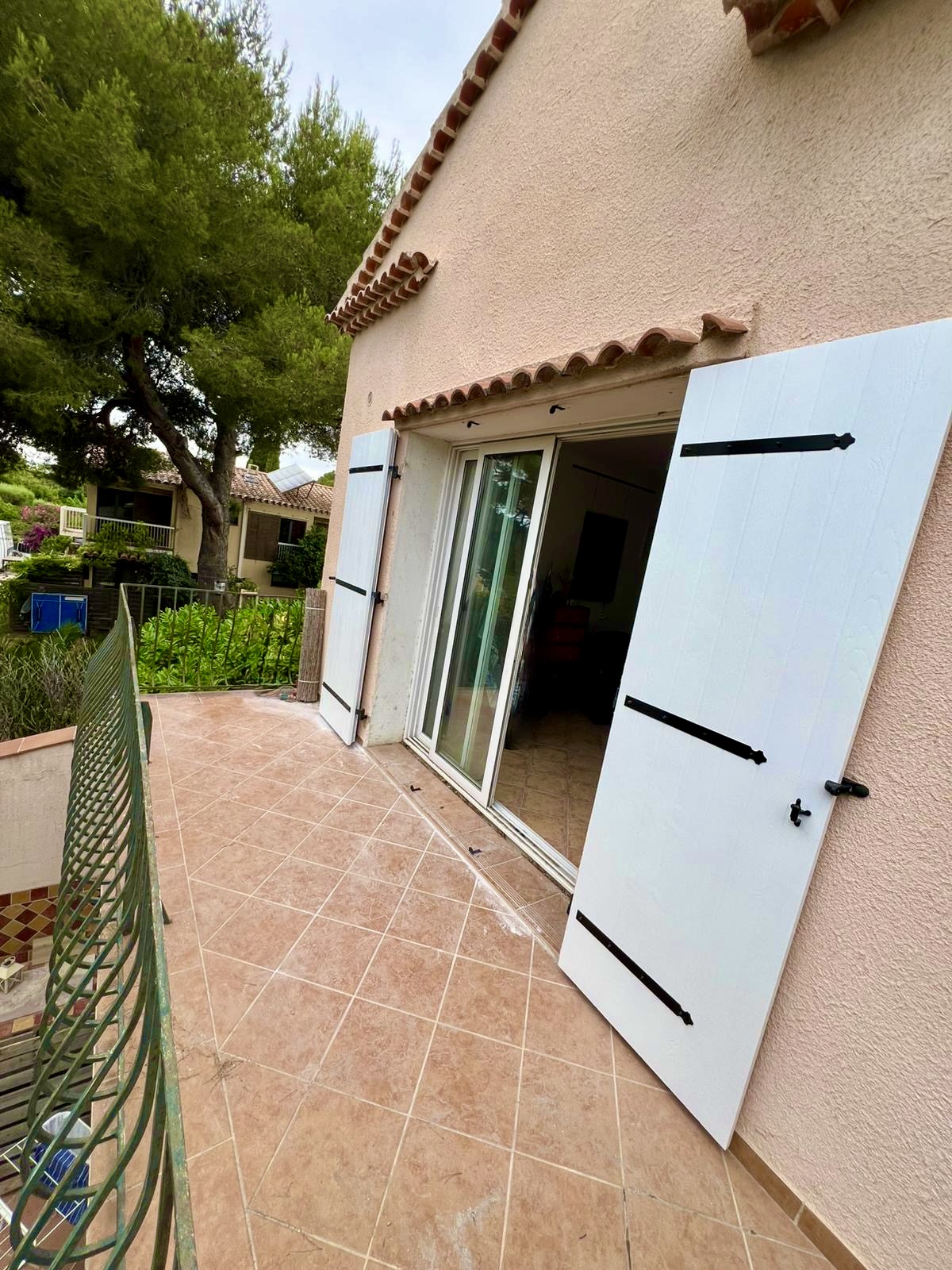 Pose des volets battants en composite sur mesure de chez Altiva Pro Menuisier à La Seyne sur Mer 83500