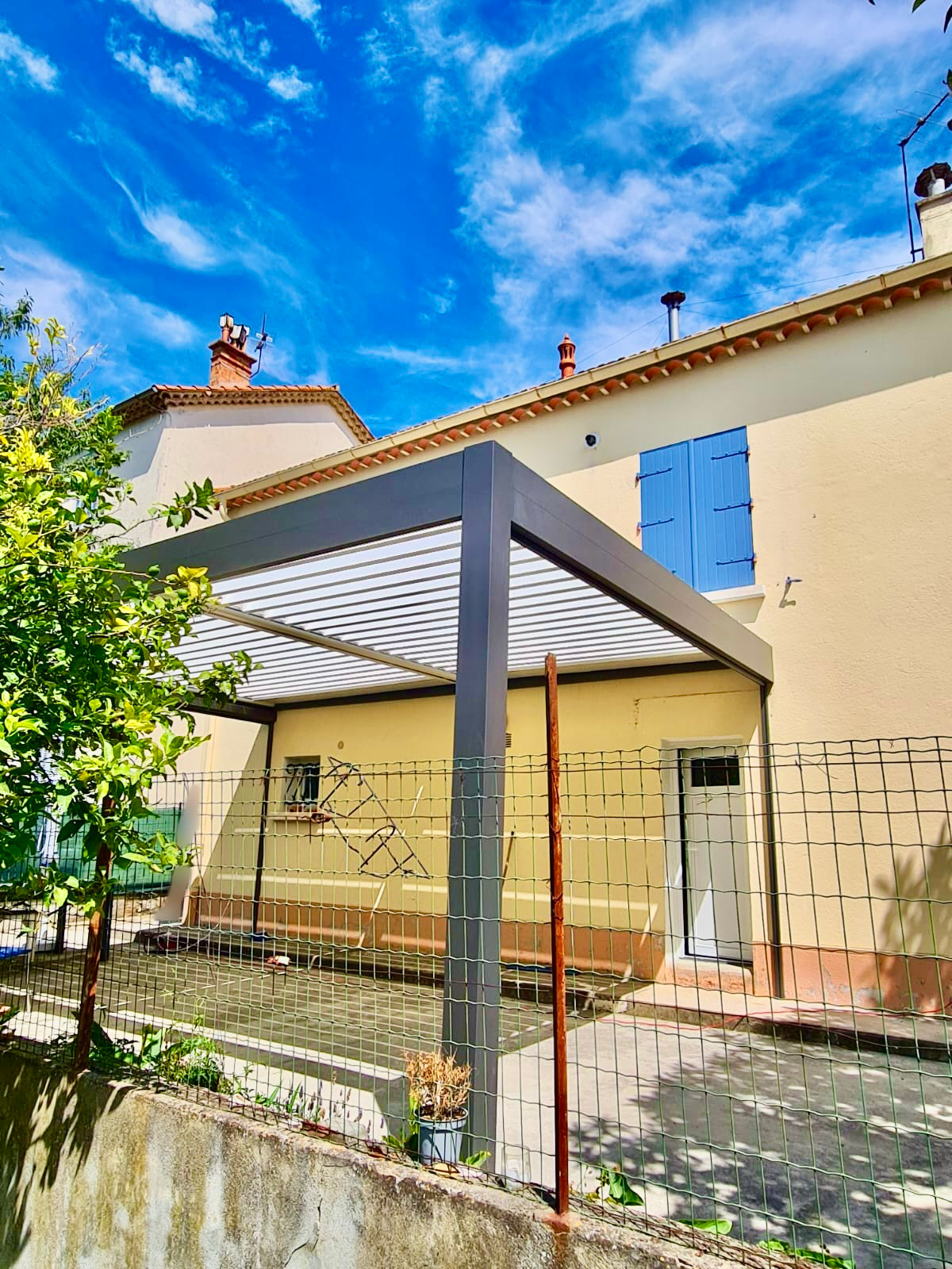 Pose d'une pergola bioclimatique en aluminium de chez Altiva Pro Menuisier à Toulon