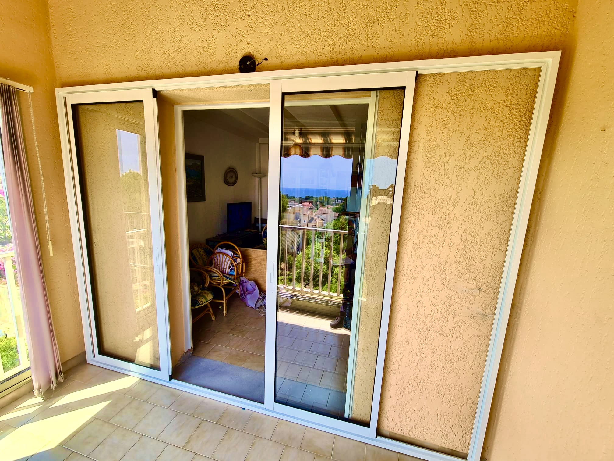 Pose fenêtre coulissante sur mesure de chez Altiva pro Menuisier à Six-Fours-Les-Plages