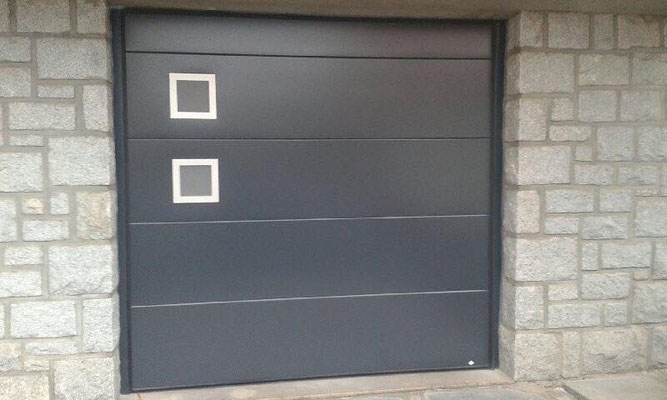 Porte de garage: sur mesure de chez Altiva Pro Menuisier  2023 en rénovation La Seyne Sur Mer, Six-fours-Les-Plages, Sanary, Bandol, Toulon 
