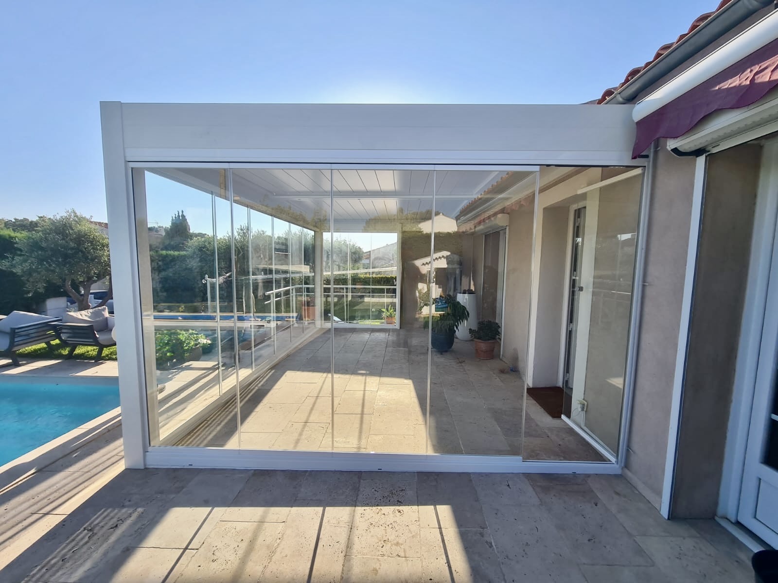 Pergolas bioclimatiques avec parois vitrées: sur mesure en rénovation à Six-Fours-Les-Plages 