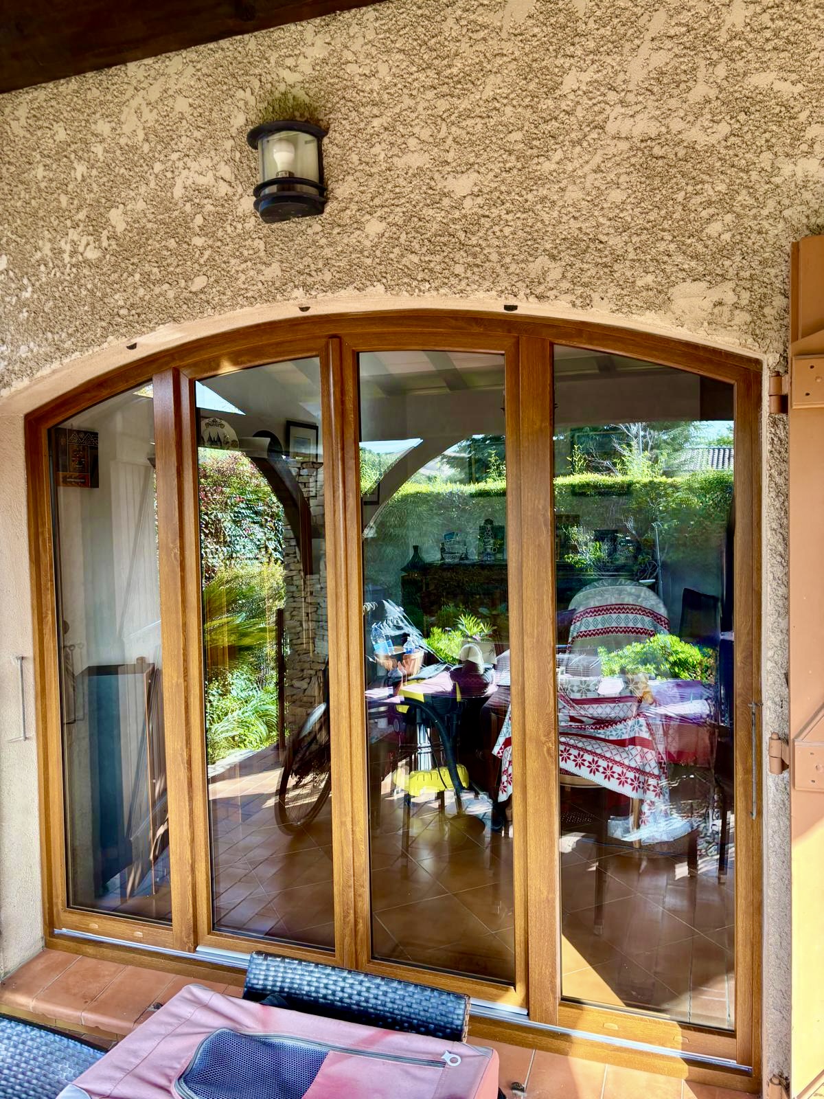 Pose des fenêtres en PVC en chêne doré sur mesure de chez Altiva Pro Menuisier à Six-Fours-Les-Plages