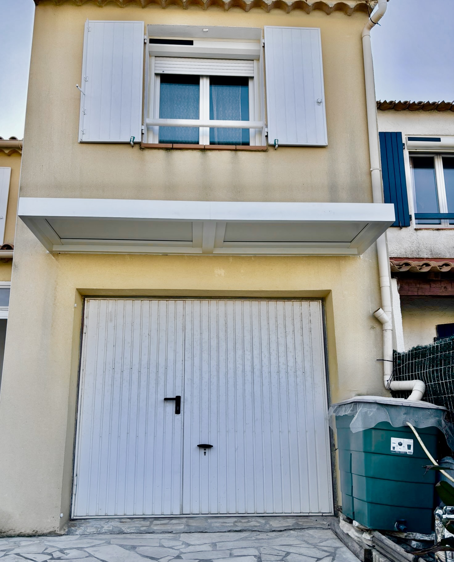 Pose d'un cache-soleil sur mesure de chez Altiva Pro Menuisier à Six-Fours-les-Plages 83140