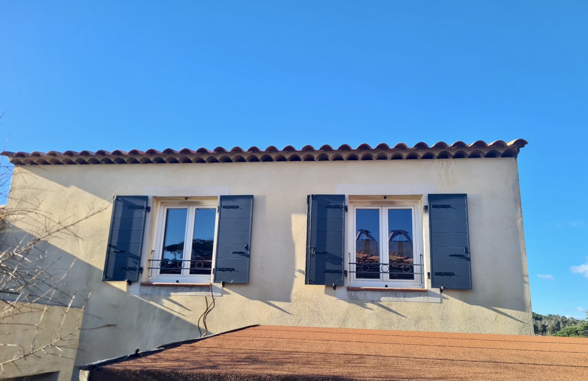Volets Battants : en aluminium Février 2026 sur mesure en rénovation de chez Altiva Pro Menuisier à Six-Fours-Les-Plages 
