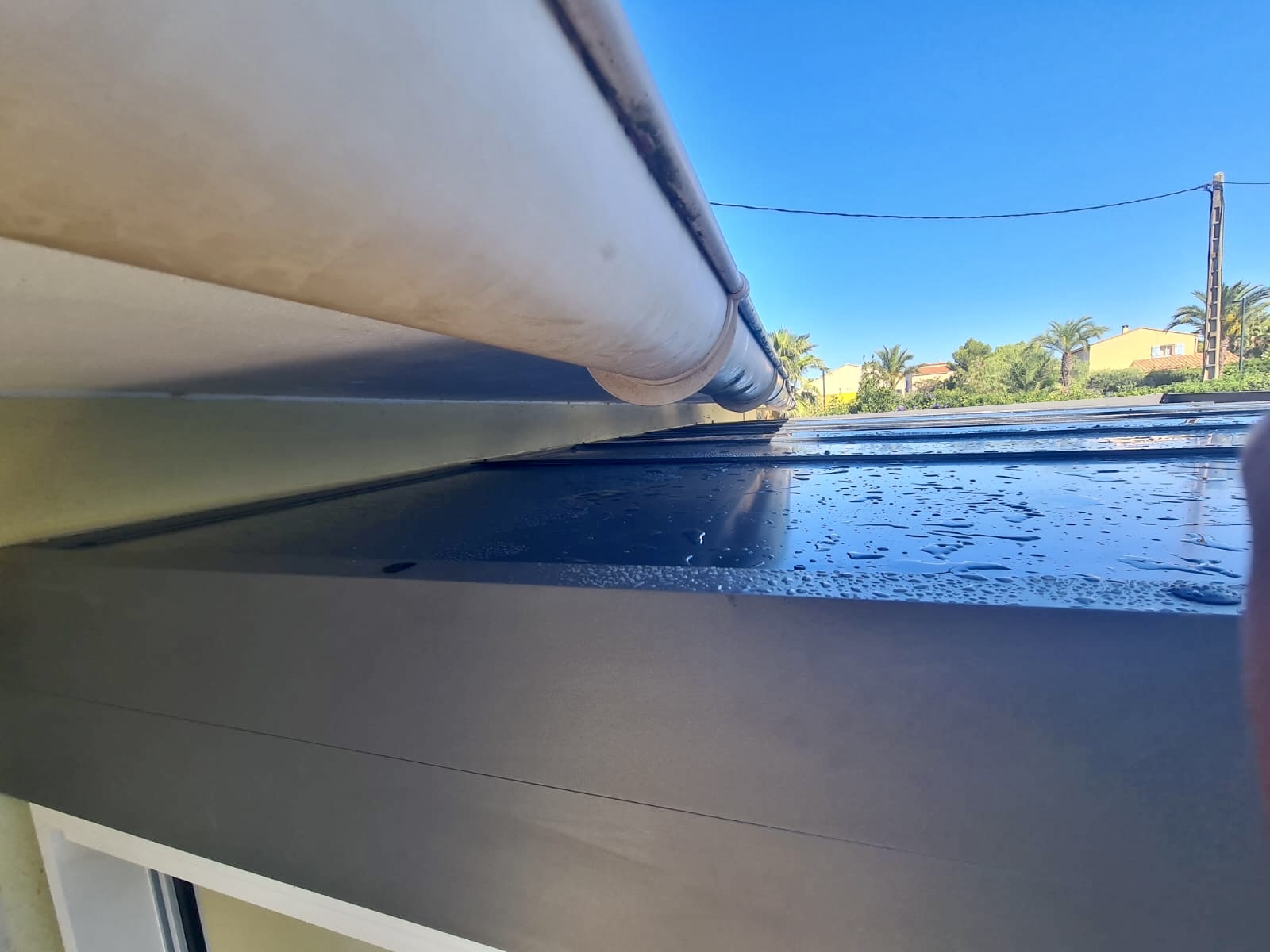 Carport avec des parois vitrées sur mesure de chez Altiva Pro Menuisier en rénovation à Six-Fours-Les-Plages 83140