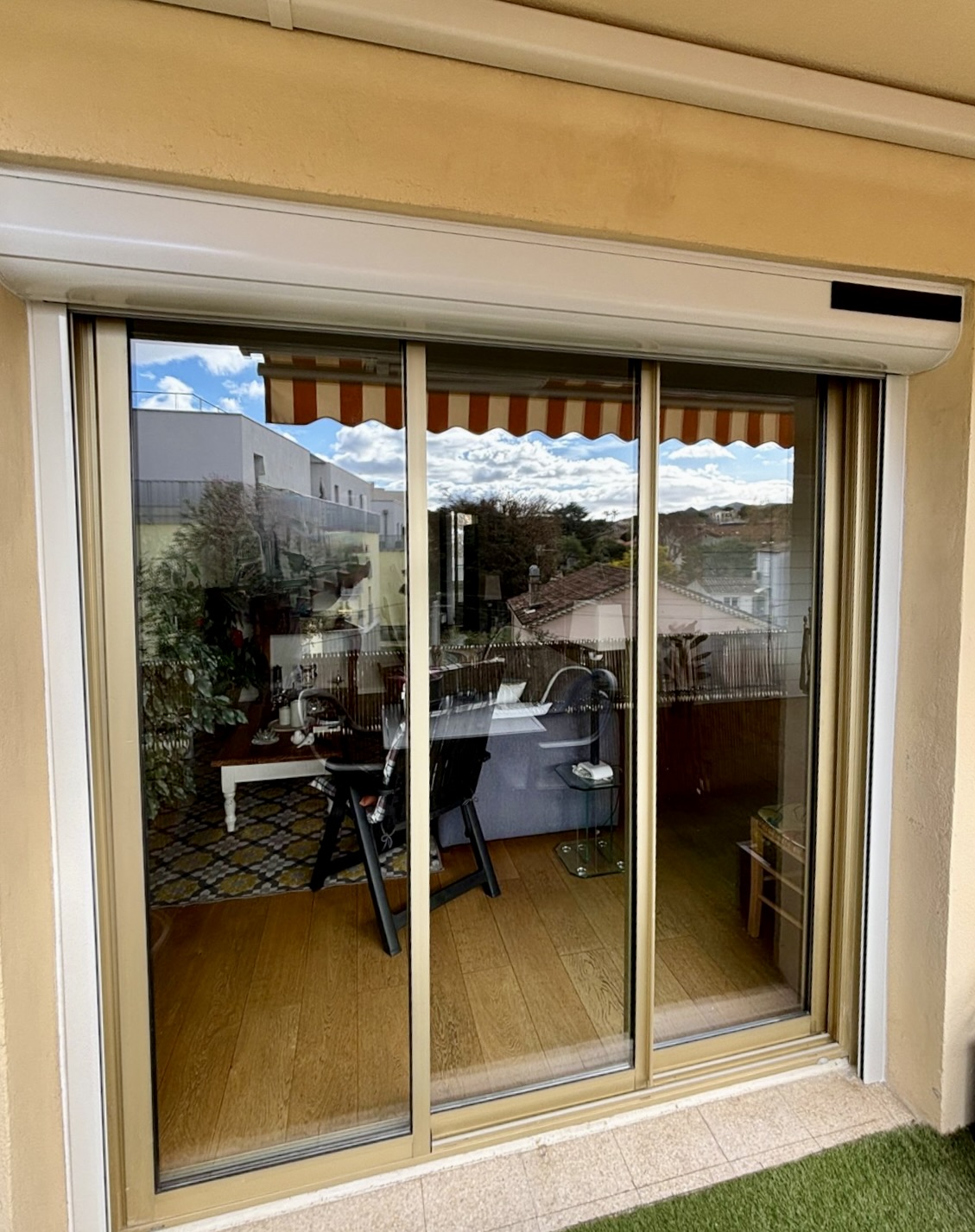 Pose des volets roulants solaires sur mesure de chez Altiva Pro Menuisier en rénovation  à Six-fours-Les-Plages 83140