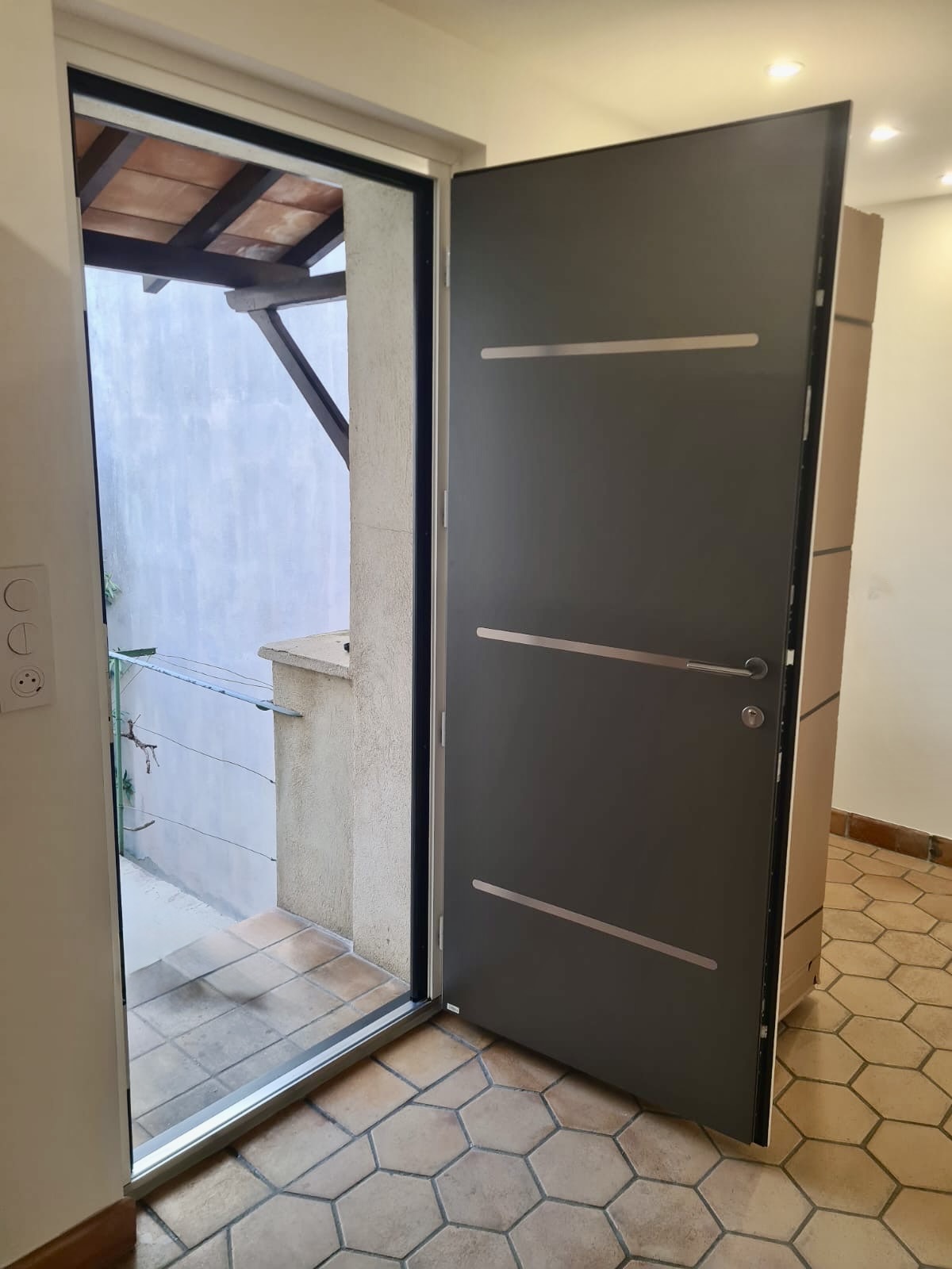 Pose d'une porte d'entrée sur mesure de chez Altiva Pro Menuisier au Beausset 83330