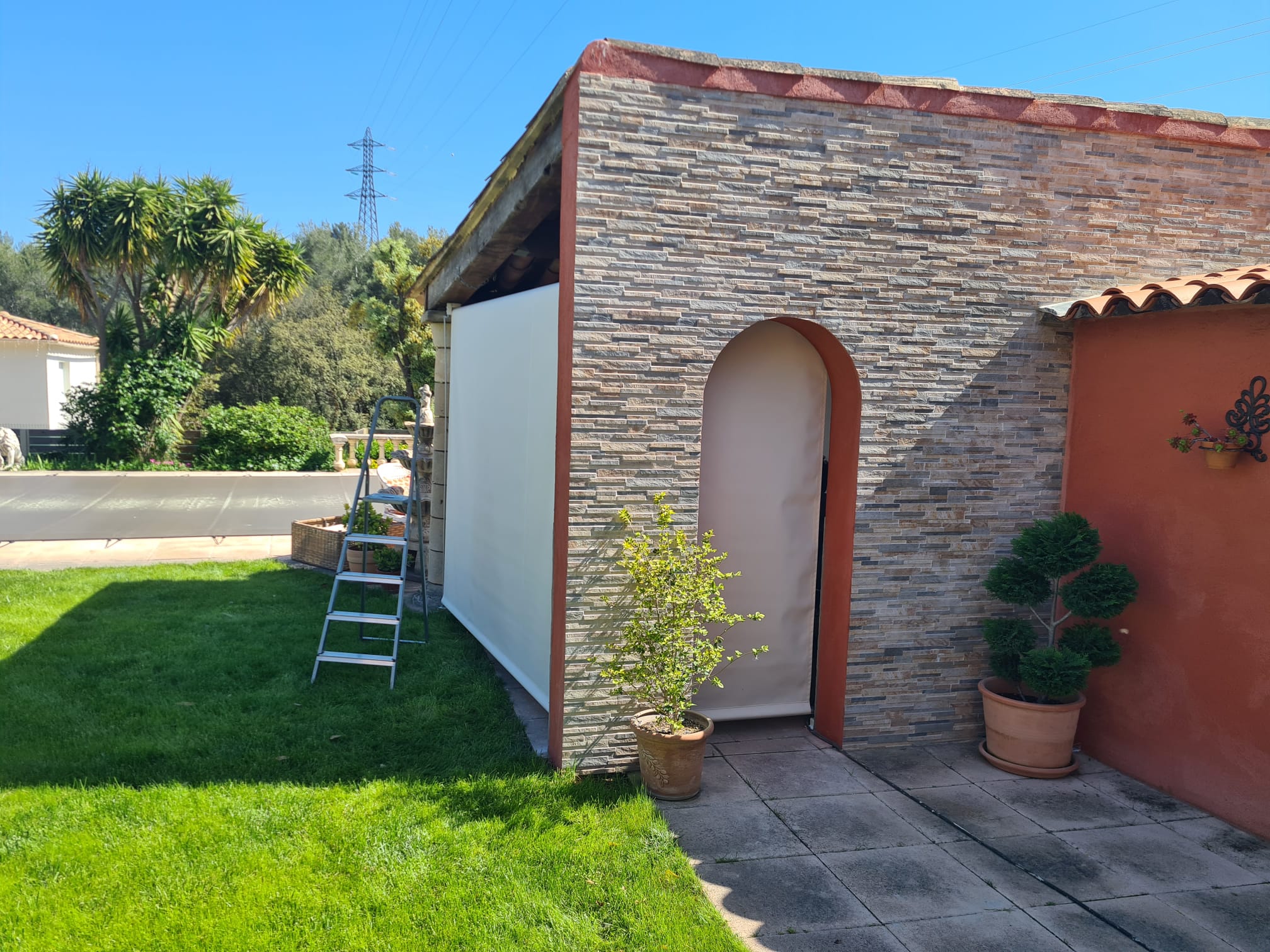 Store extérieur: sur mesure de chez Altiva Pro Menuisier  2024 en rénovation Toulon 83000