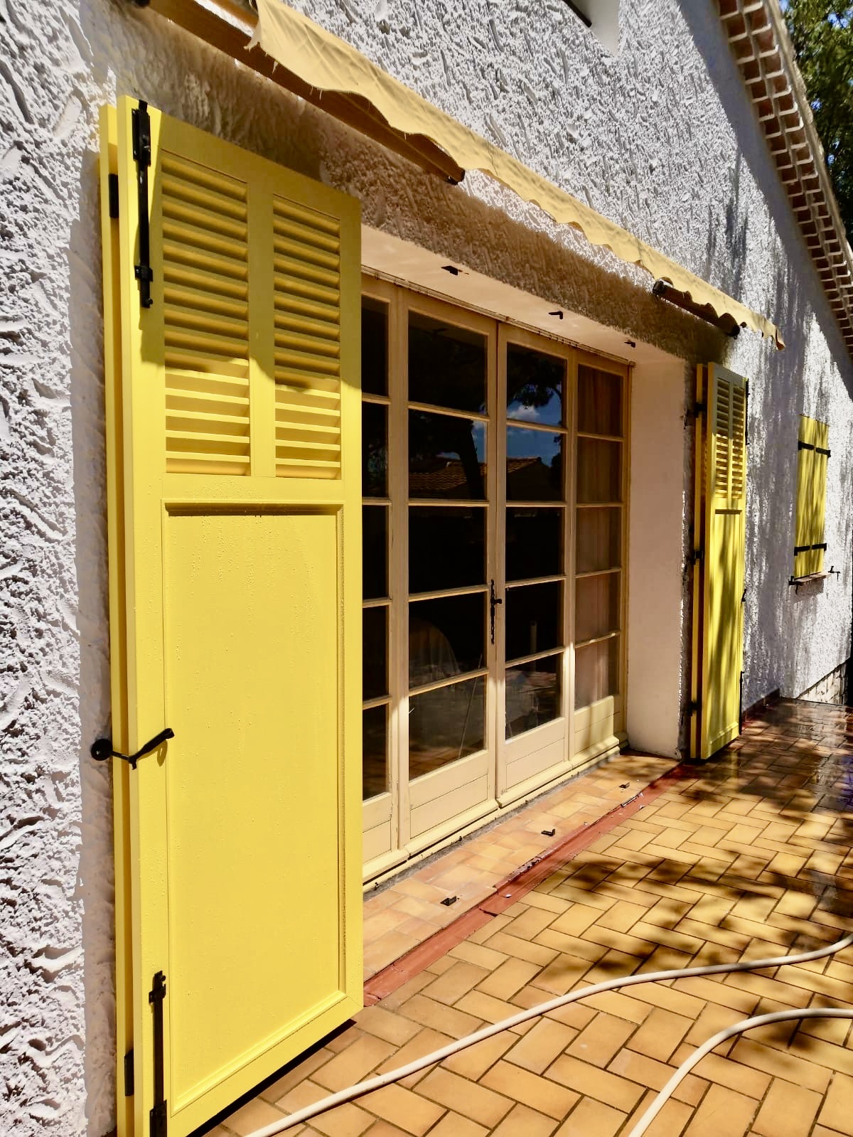 Pose des volets battants en aluminium sur mesure de chez Altiva Pro Menuisier à Bandol 
