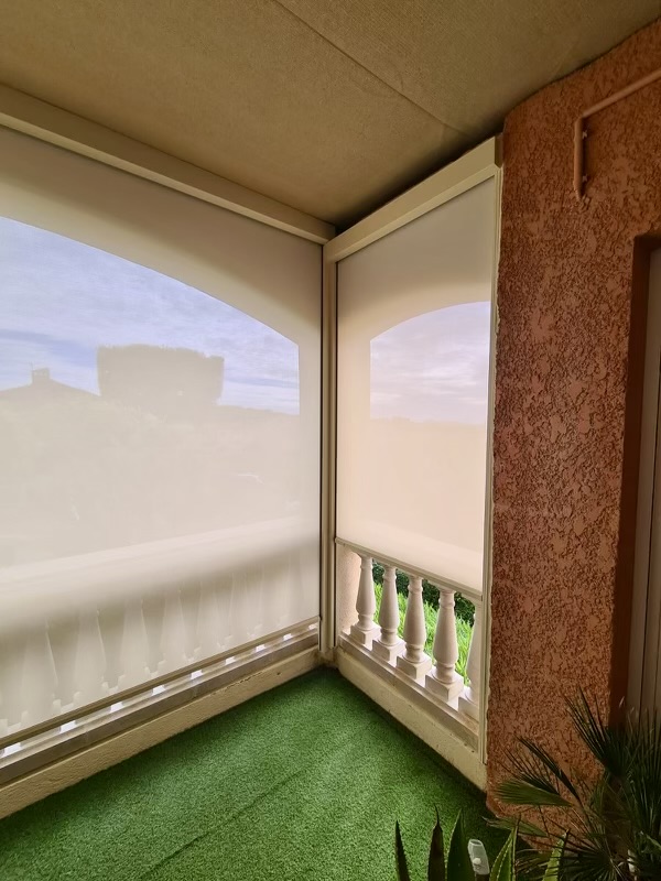 Store extérieur vertical zip: sur mesure de chez Altiva Pro Menuisier  2024 en rénovation Six-Fours-les-Plages 83140
