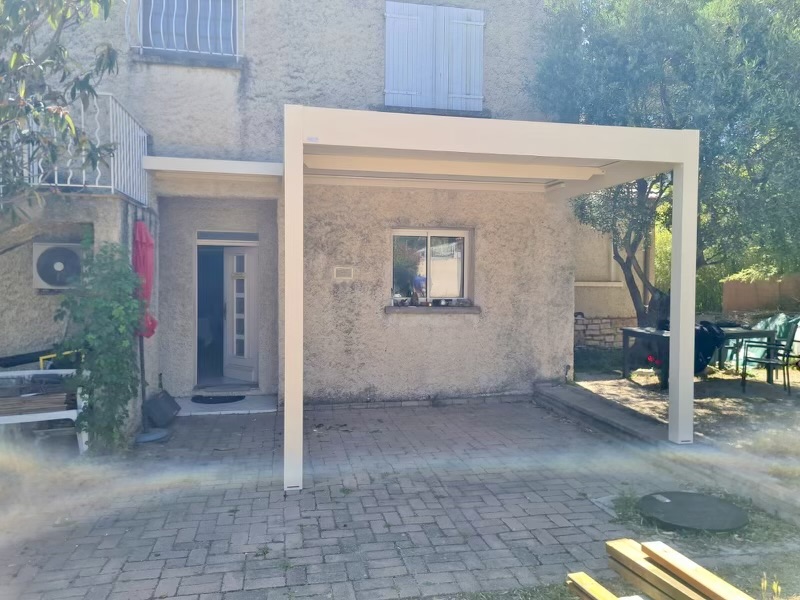 Pose d'un aluloge et abris de terrasse à la Ciotat de chez Altiva Pro Menuisier 