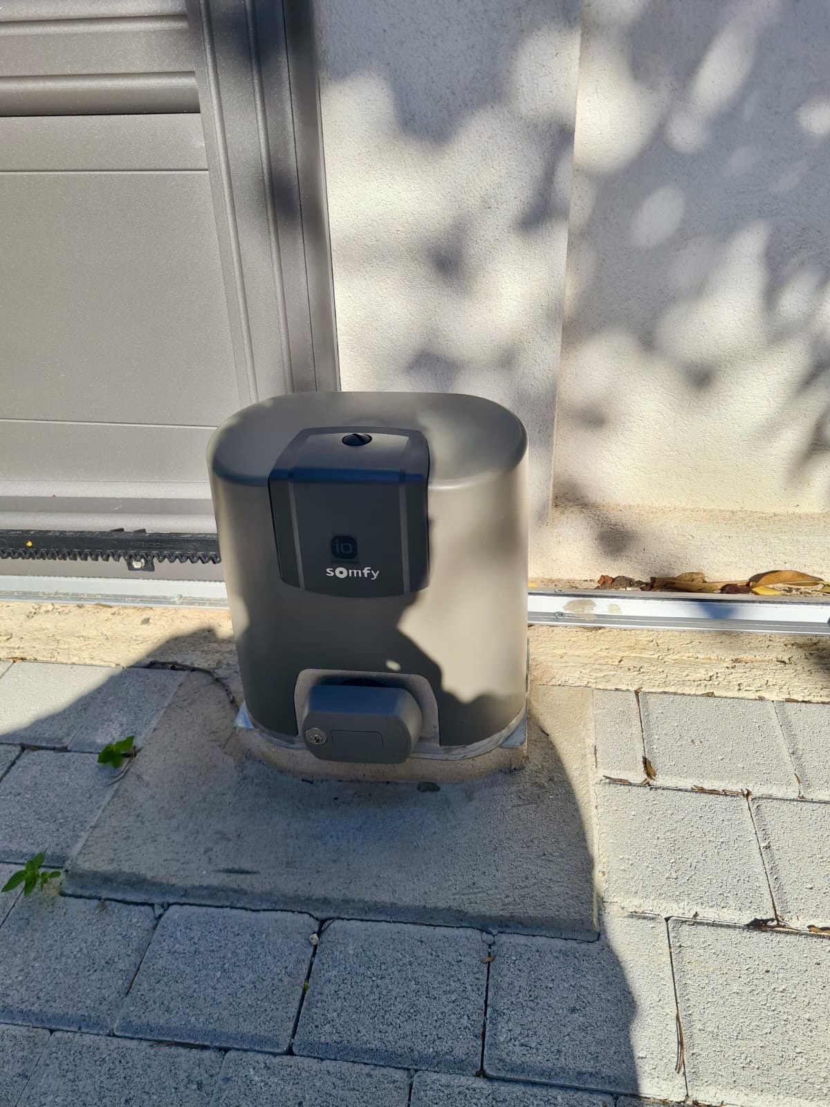 Pose d'un portail et portillon en aluminium de Altiva Pro Menuisier à Sanary