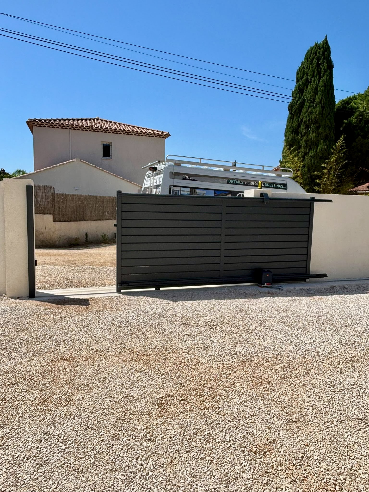 Pose d'un portail motorisé  en aluminium sur mesure de chez Altiva Pro Menuisier au à Six-Fours-Les-Plages