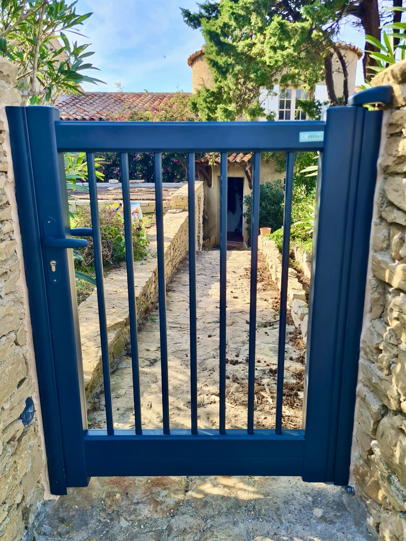 Pose d'un portillon en aluminium en rénovation de chez Altiva Pro Menuisier à Sanary