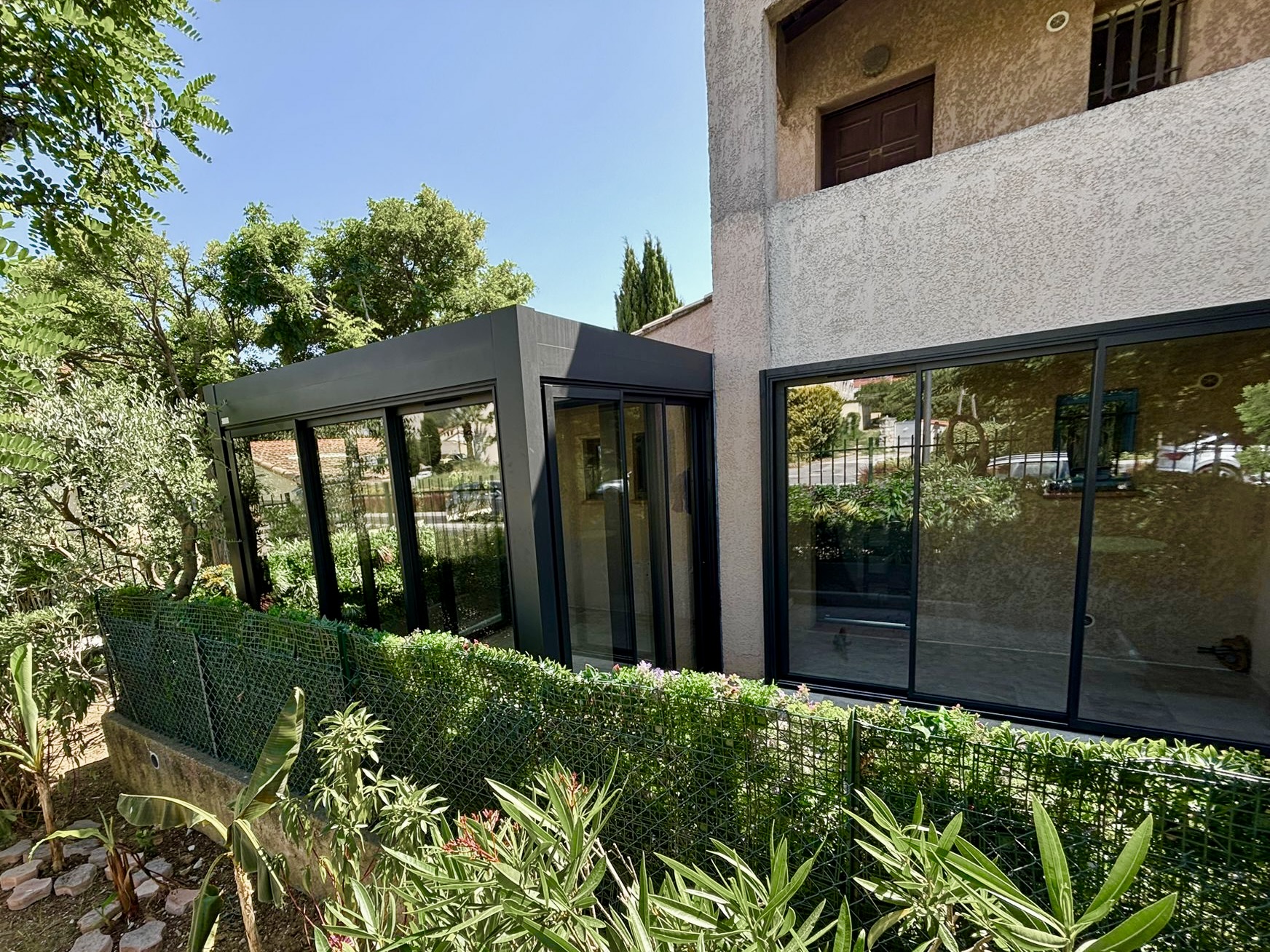 Carport avec des parois vitrées sur mesure de chez Altiva Pro Menuisier en rénovation à Six-Fours-Les-Plages 83140, Mai 2026