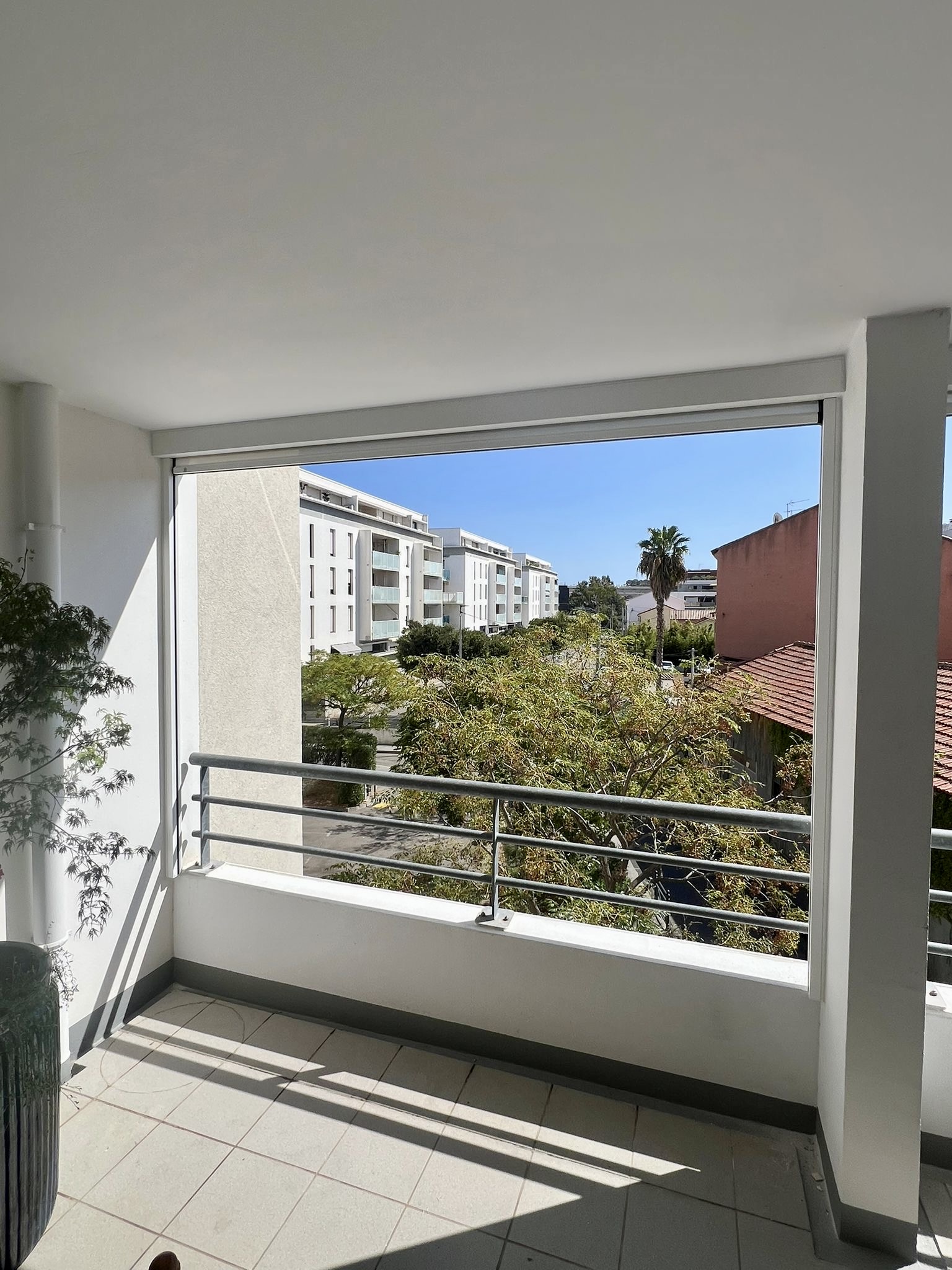 Store extérieur vertical zip solaire : sur mesure de chez Altiva Pro Menuisier à St Cyr Sur Mer 2025