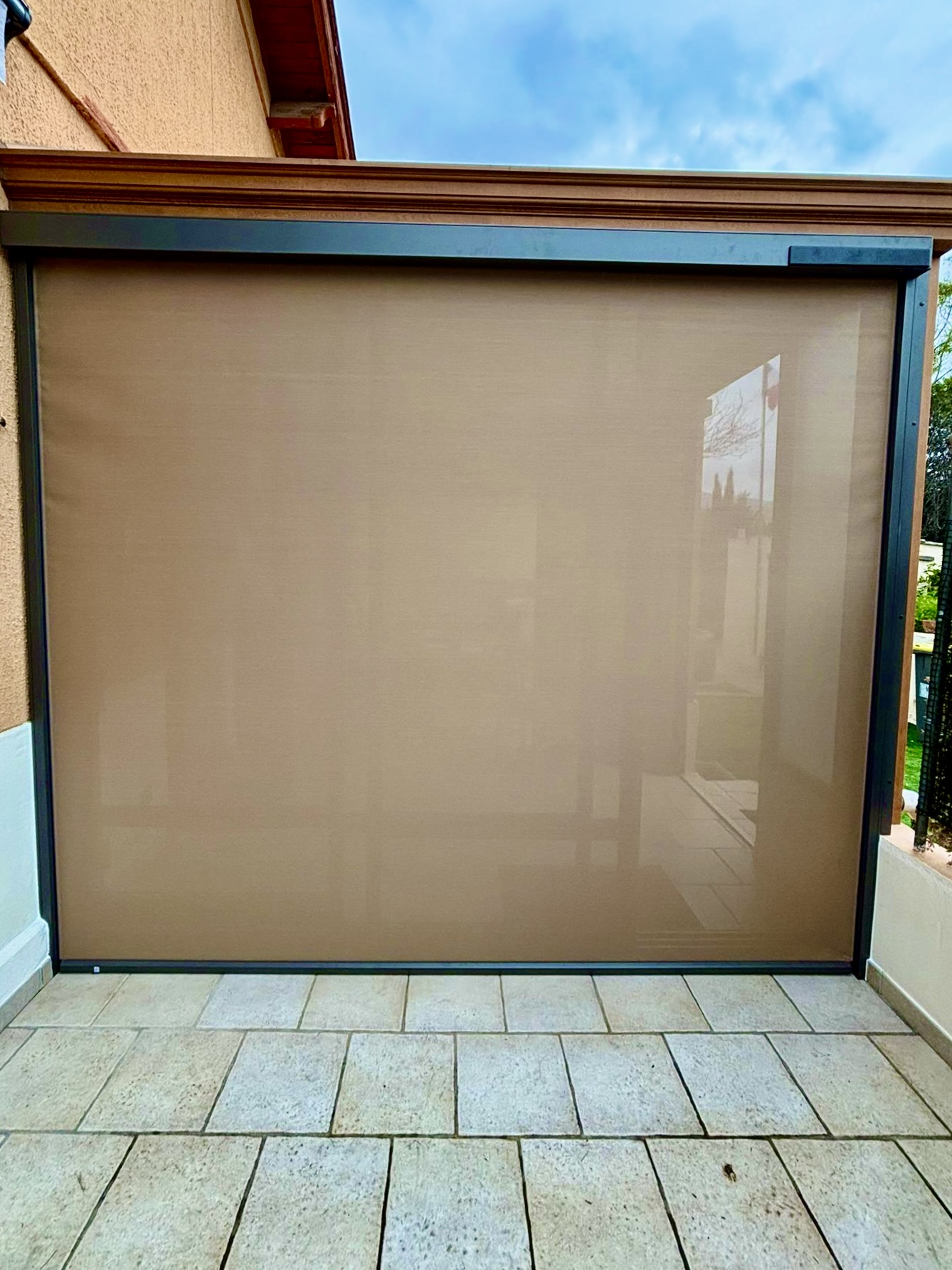 Store extérieur vertical zip solaire : sur mesure de chez Altiva Pro Menuisier à Toulon 83200
