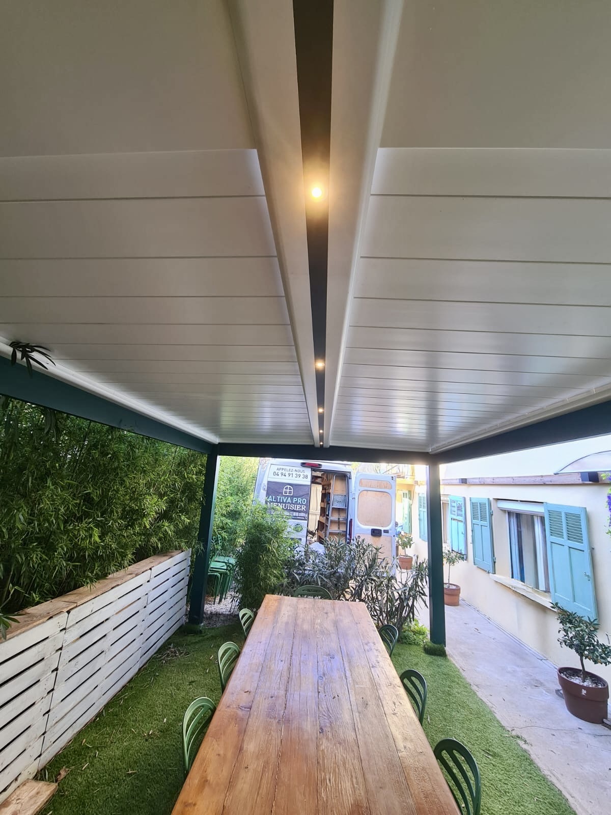 Pose d'une pergola bioclimatique sur mesure de chez Altiva Pro Menuisier à La Seyne Sur Mer 