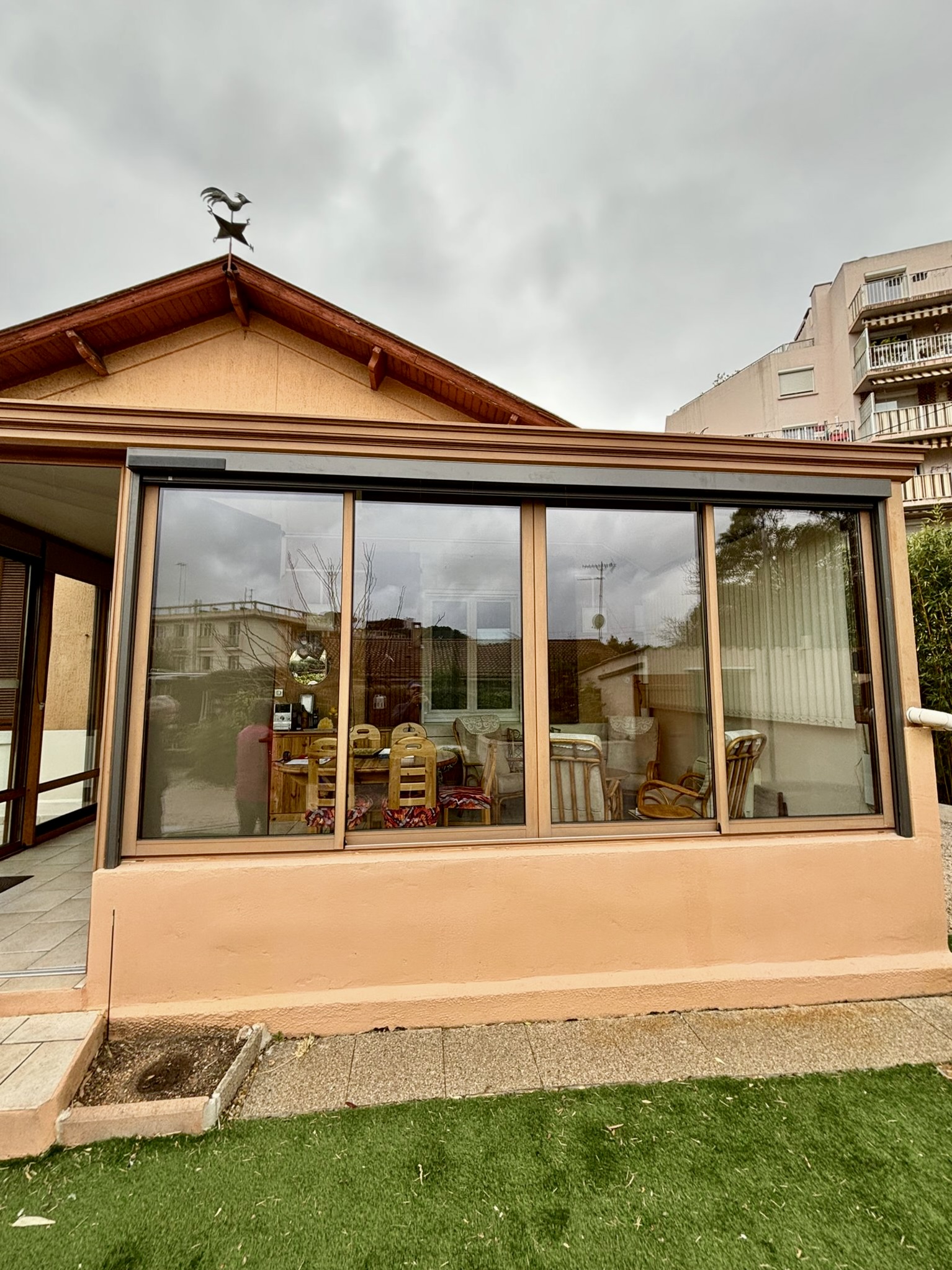 Store extérieur vertical zip solaire : sur mesure de chez Altiva Pro Menuisier à Toulon 83200