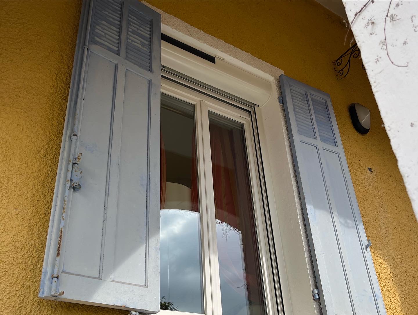 Volets Roulants: solaire 2023-2024 sur mesure en rénovation de chez Altiva Pro Menuisier Toulon 83000