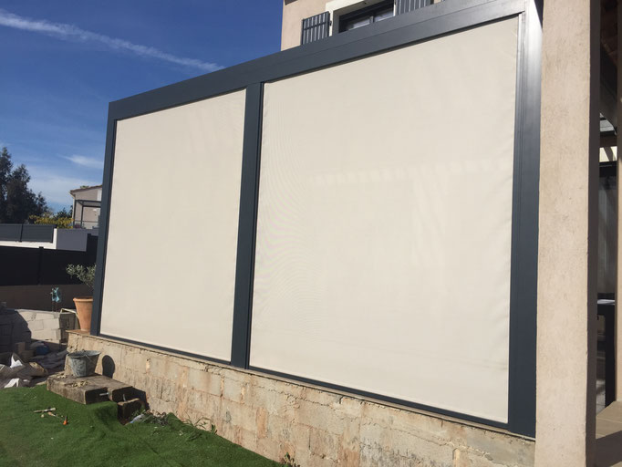 Store extérieur  vertical zip: sur mesure de chez Altiva Pro Menuisier  2022 en rénovation Toulon 83000
