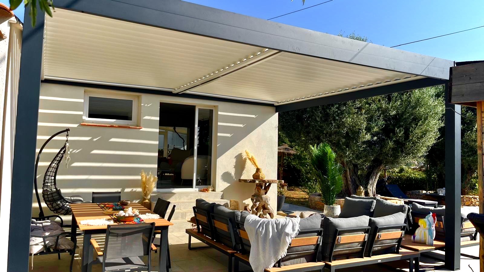 Pose d'une pergola bioclimatique en aluminium chez Altiva Pro Menuisier à Ollioules 