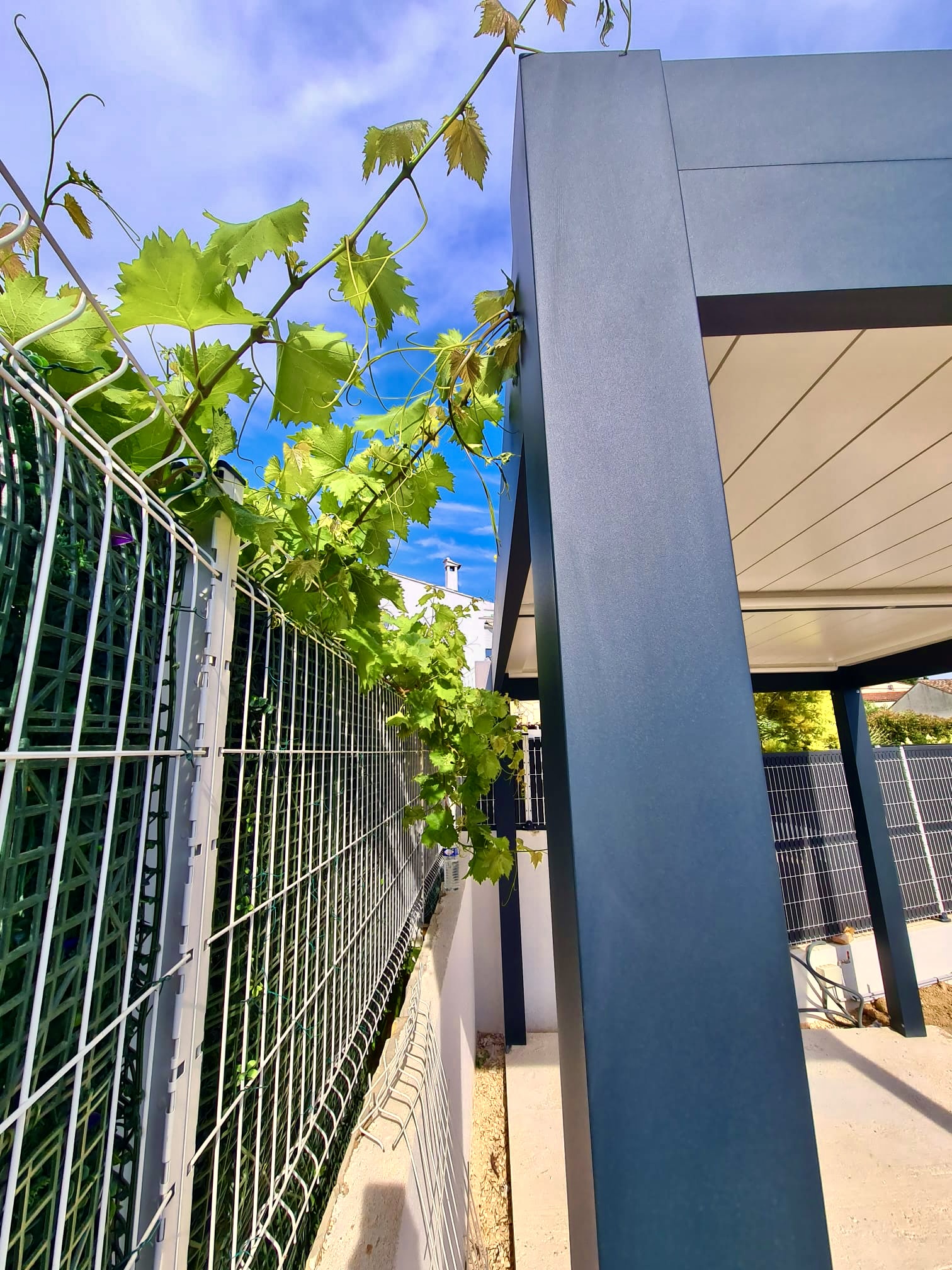 Pose d'une pergola bioclimatique en aluminium sur mesure chez Altiva Pro Menuisier à La Seyne