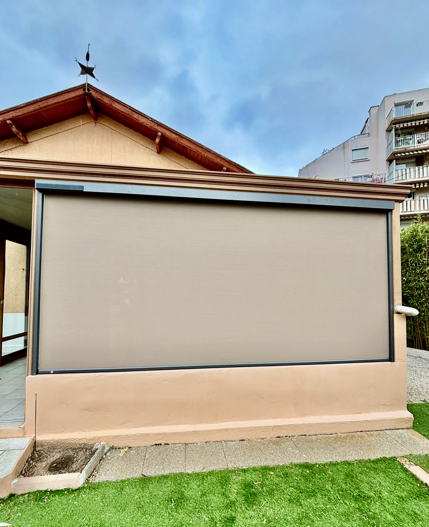 Store extérieur vertical zip solaire : sur mesure de chez Altiva Pro Menuisier à Toulon 83200