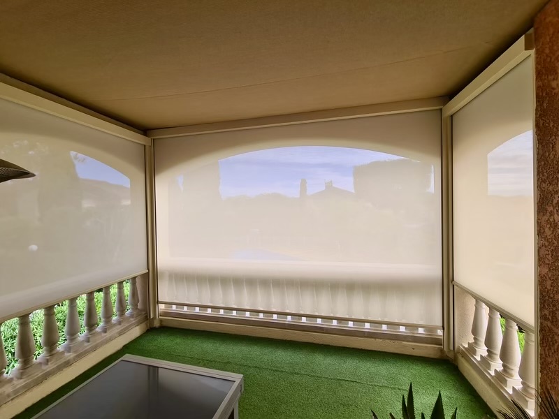 Store extérieur vertical zip: sur mesure de chez Altiva Pro Menuisier  2024 en rénovation Six-Fours-les-Plages 83140