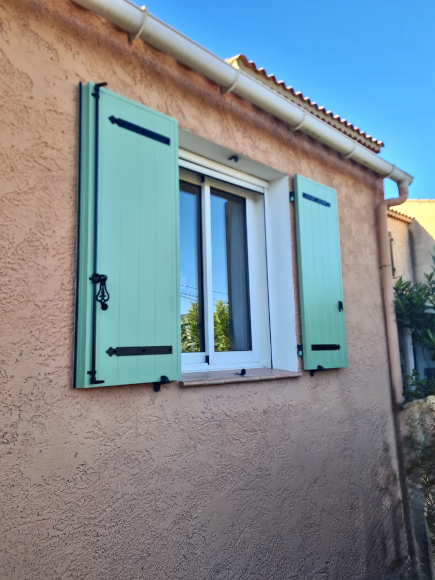 Pose des volets battants en aluminium de chez Altiva Pro Menuisier au Beausset