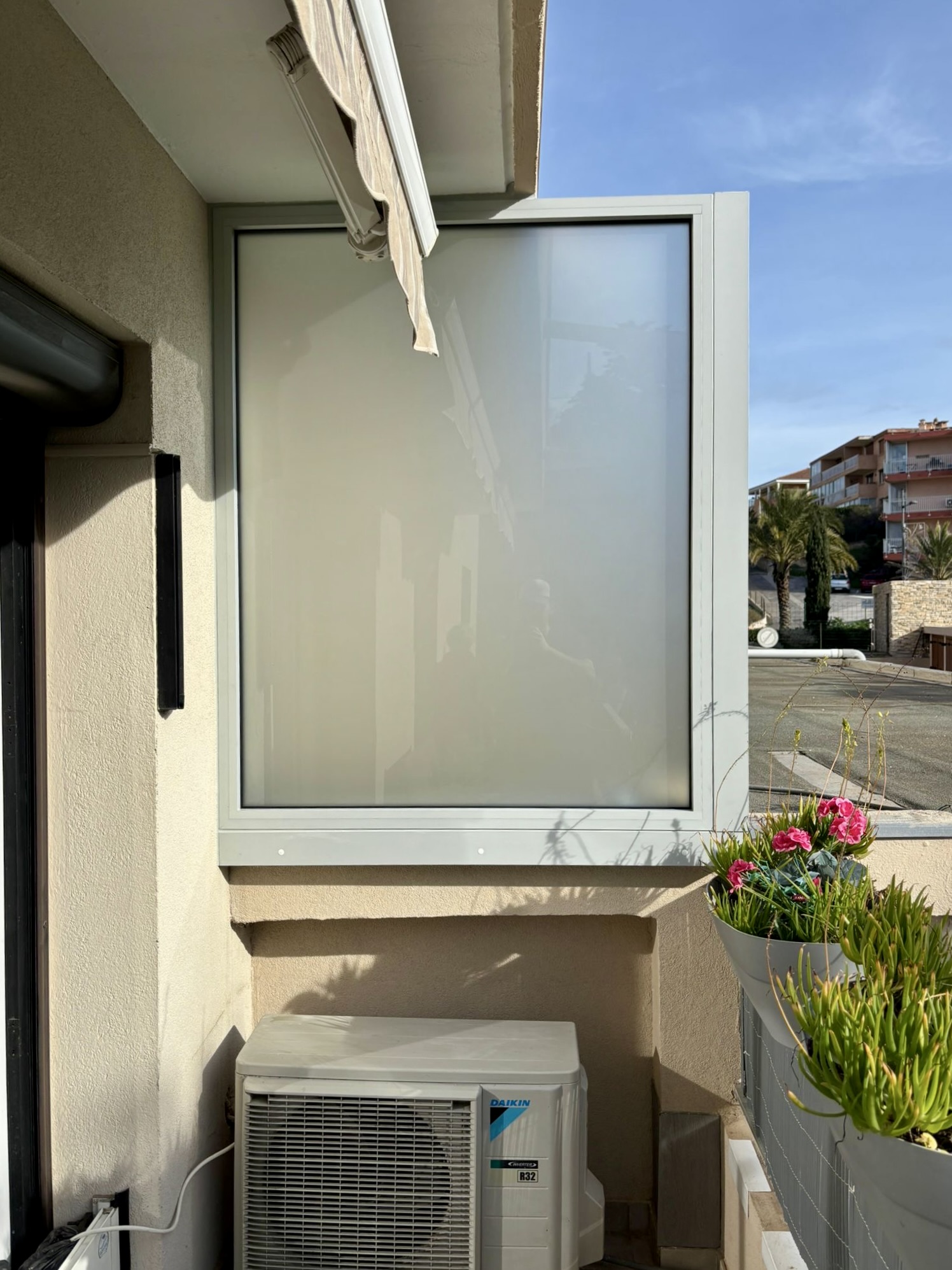Pose d'un séparateur mix de balcon sur mesure de chez Altiva Pro Menuisier à Six-fours-les-Plages 83140
